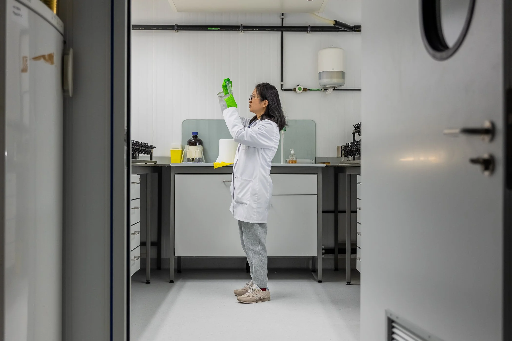 Wetenschapper in laboratorium onderzoekt testbijpjes.