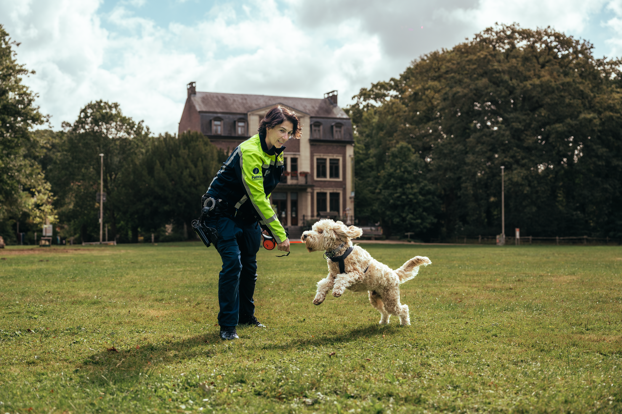 Politieagente en hond oefenen in park