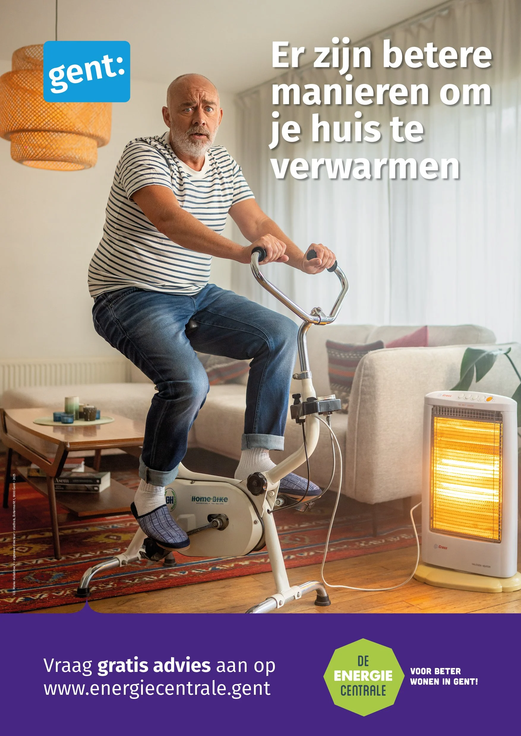 Binnenkort op de energiemarkt: een man in een woonkamer die oefent op een hometrainer, terwijl een infrarood verwarmingsapparaat naast hem staat.