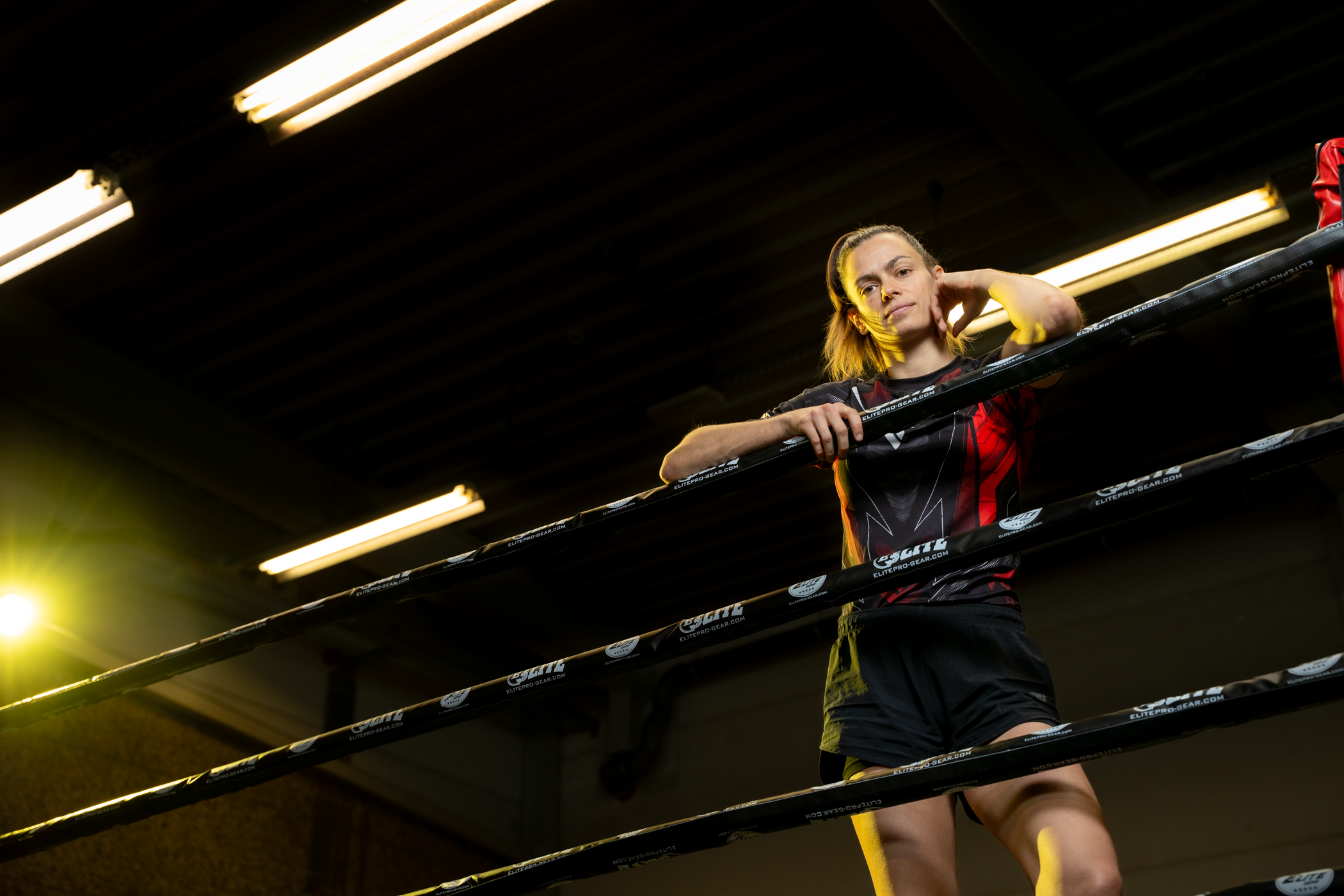 Mechel Goessens in haar MMA club