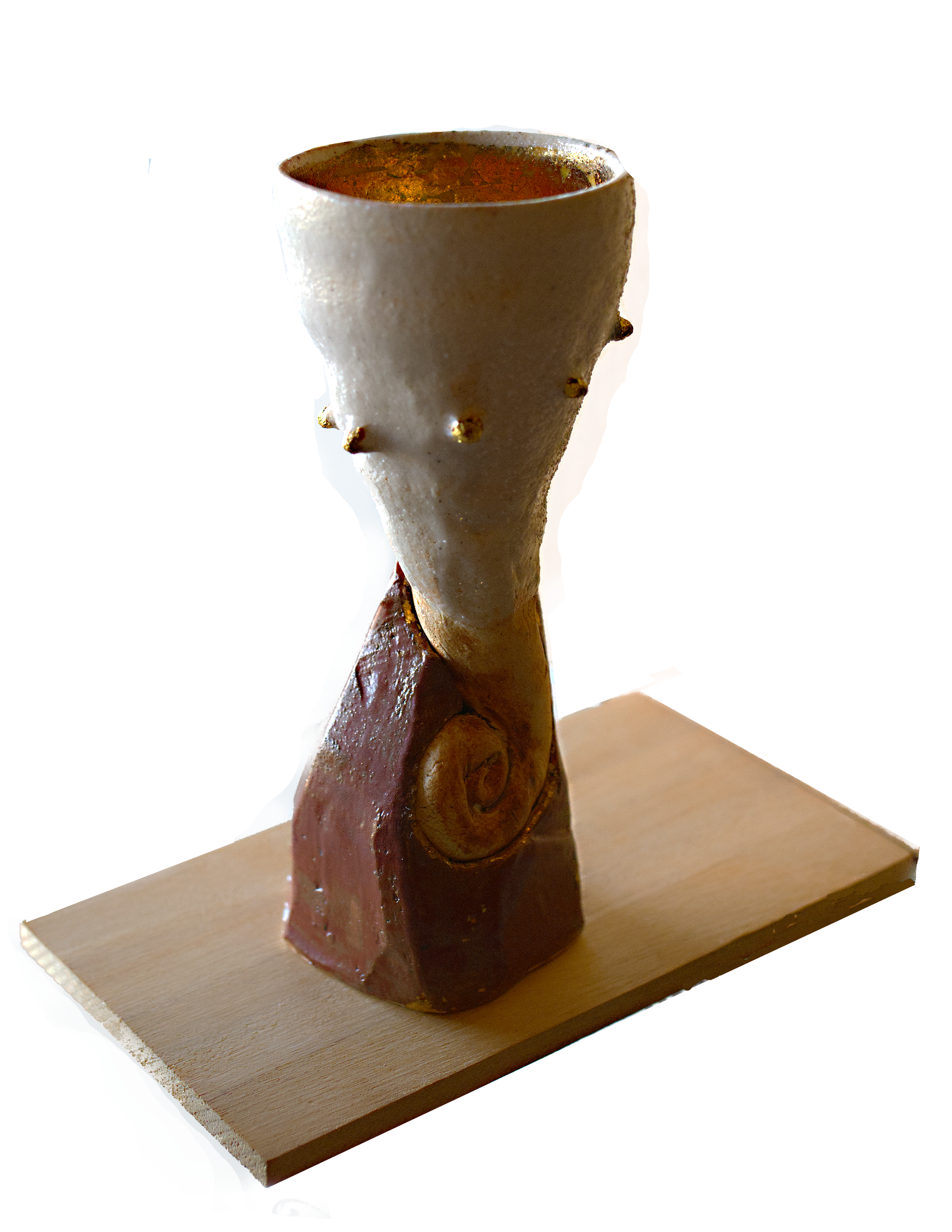 Ceramic goblet with a spiral design, with a textured white upper part and decorative gold-colored accents.