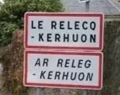 Deux panneaux de signalisation routière avec des noms de lieux, le premier indique 'Le RELECO - Kerhuon' et le second 'AR RELEG - Kerhuon'.