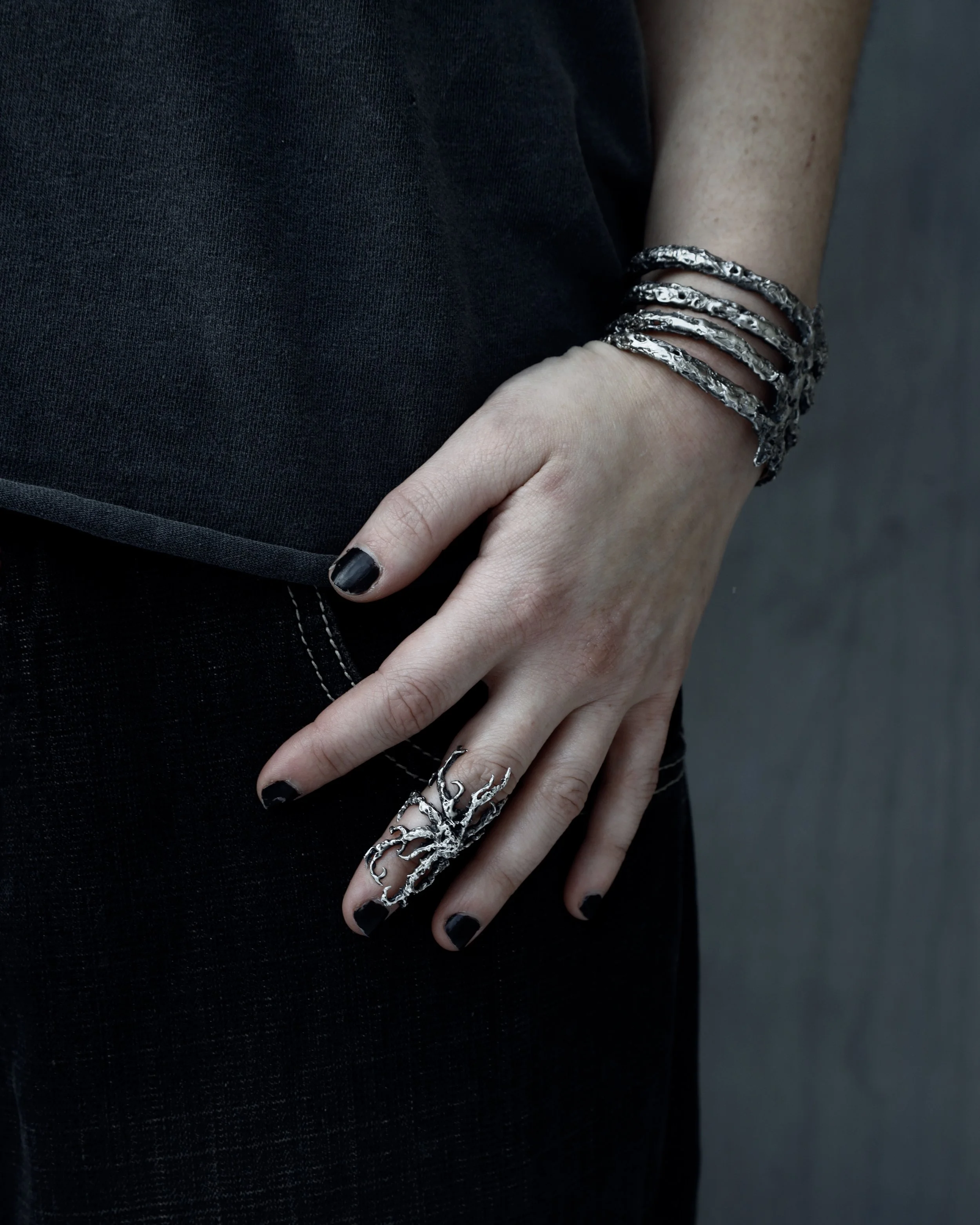 INFESTATION (midi ring; 2025).
the result of a process of experimentation with shapes and textures. reminiscent of something parasitic yet unsettlingly beautiful. semi-inspired by the cordyceps from the last of us. ☆
RIBBED (cuff; 2025).
born from a 