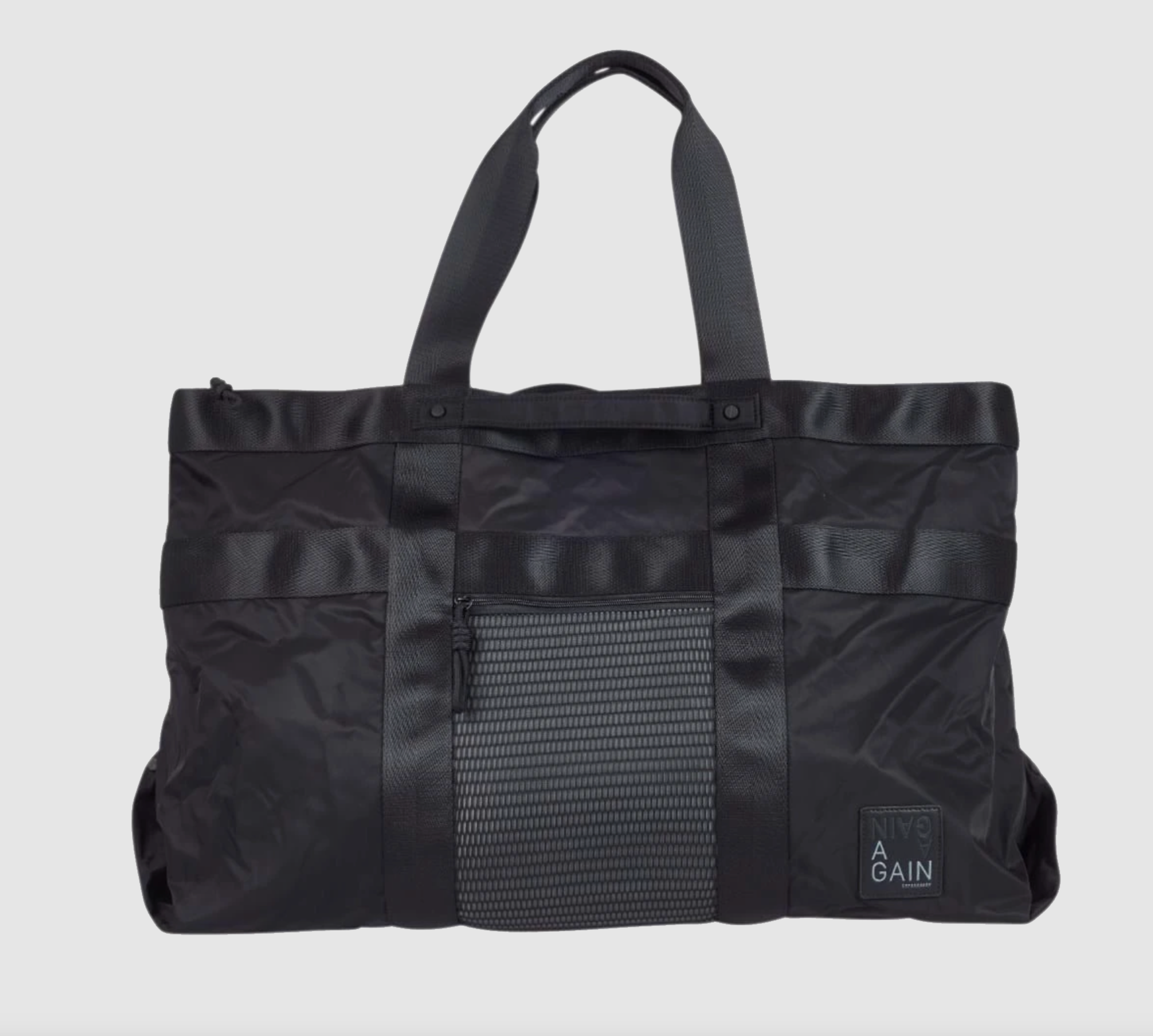 Again-taskerne er fremstillet af nylon, plast og polyester, der kommer fra overskudsproduktion i industrien eller fra brugte PET-flasker. Derudover er der ingen skadelige kemikalier i produktionen af produkterne.

