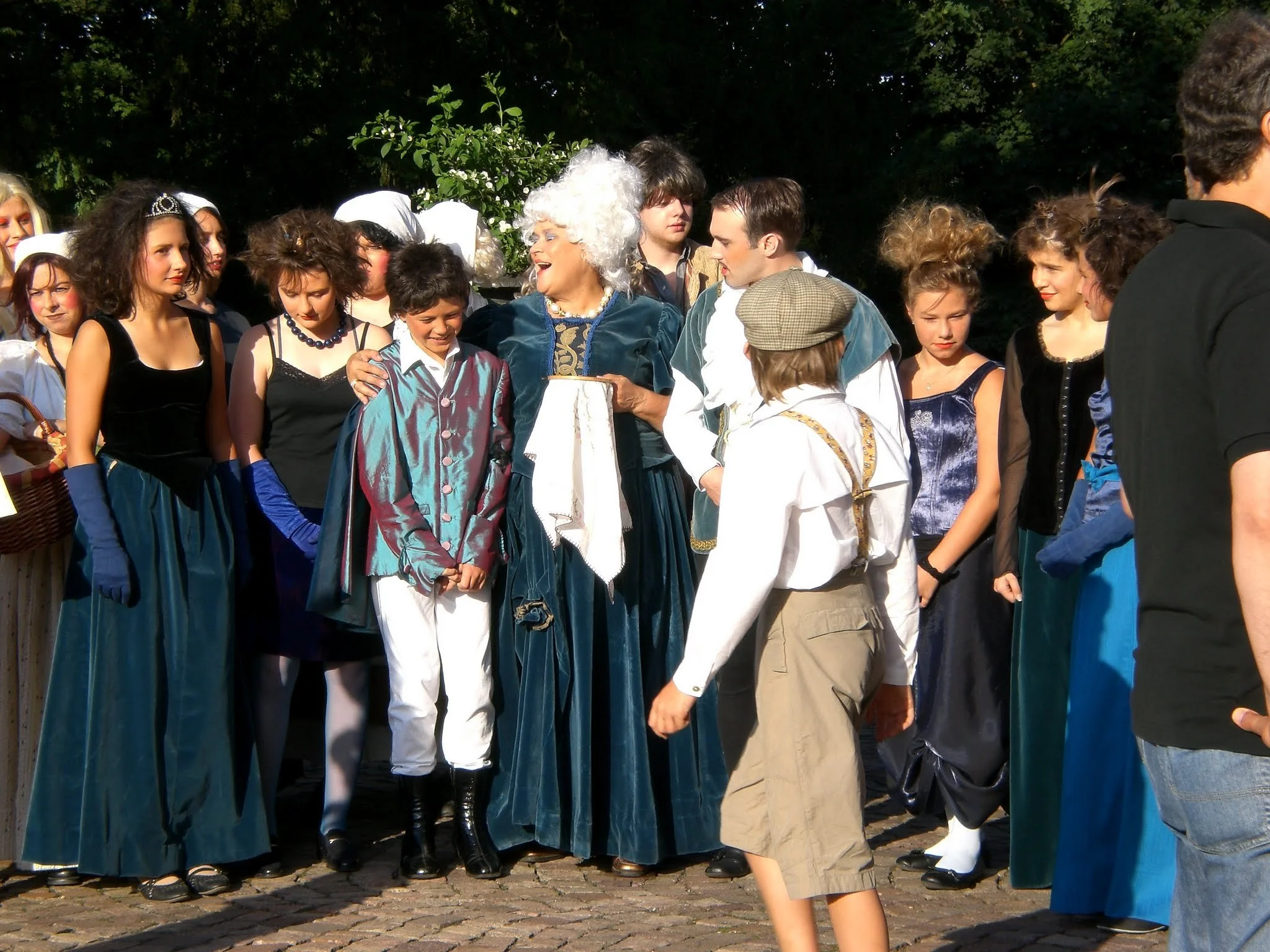 Gruppe von Menschen in historischen Kostümen, wahrscheinlich für eine Theateraufführung oder Kostümparty