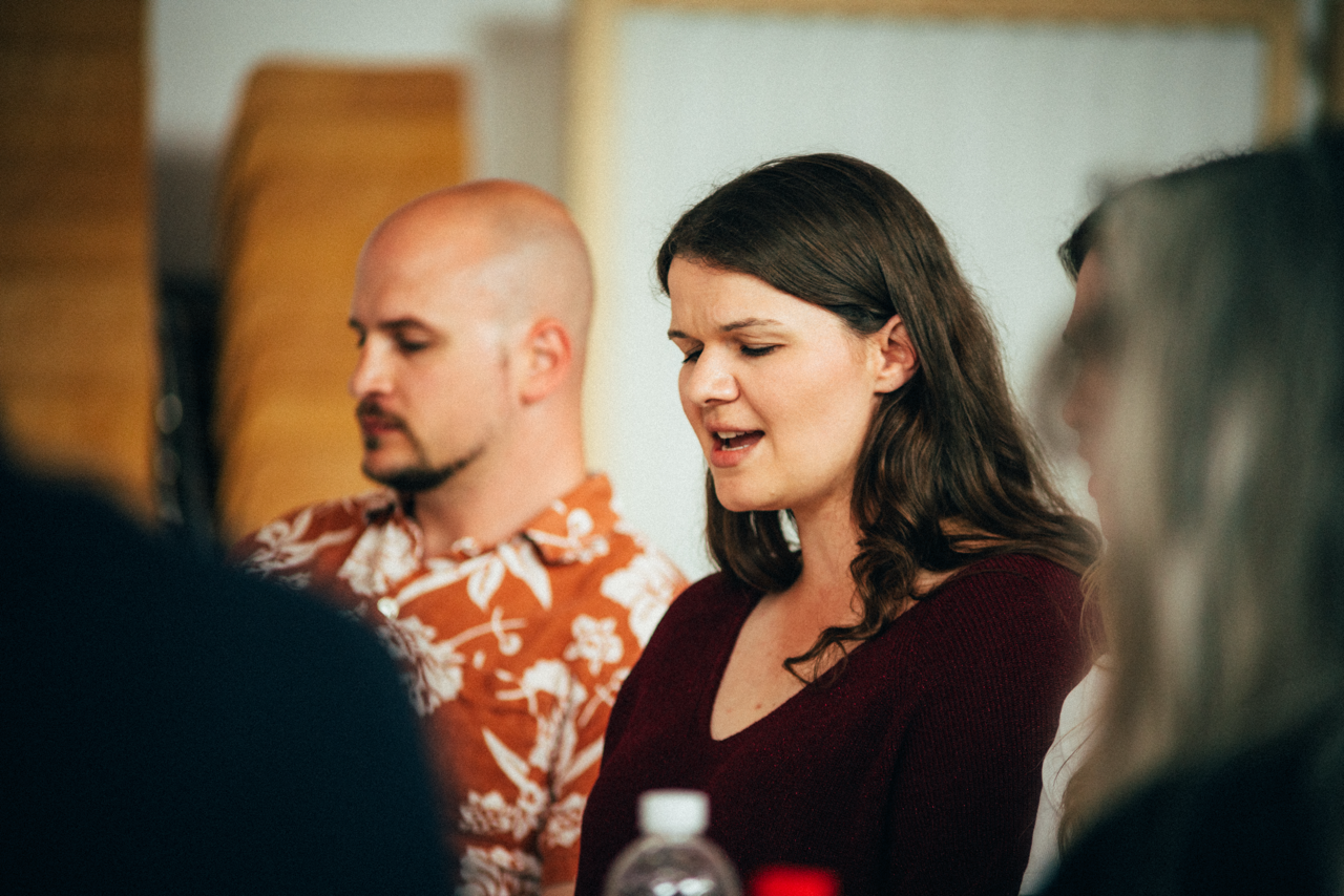 Darstellerin Elina Beer bei einer Leseprobe · © 2026 Niklas Winkler / Birsteiner Festspiele | Foto zur redaktionellen Verwendung freigegeben.