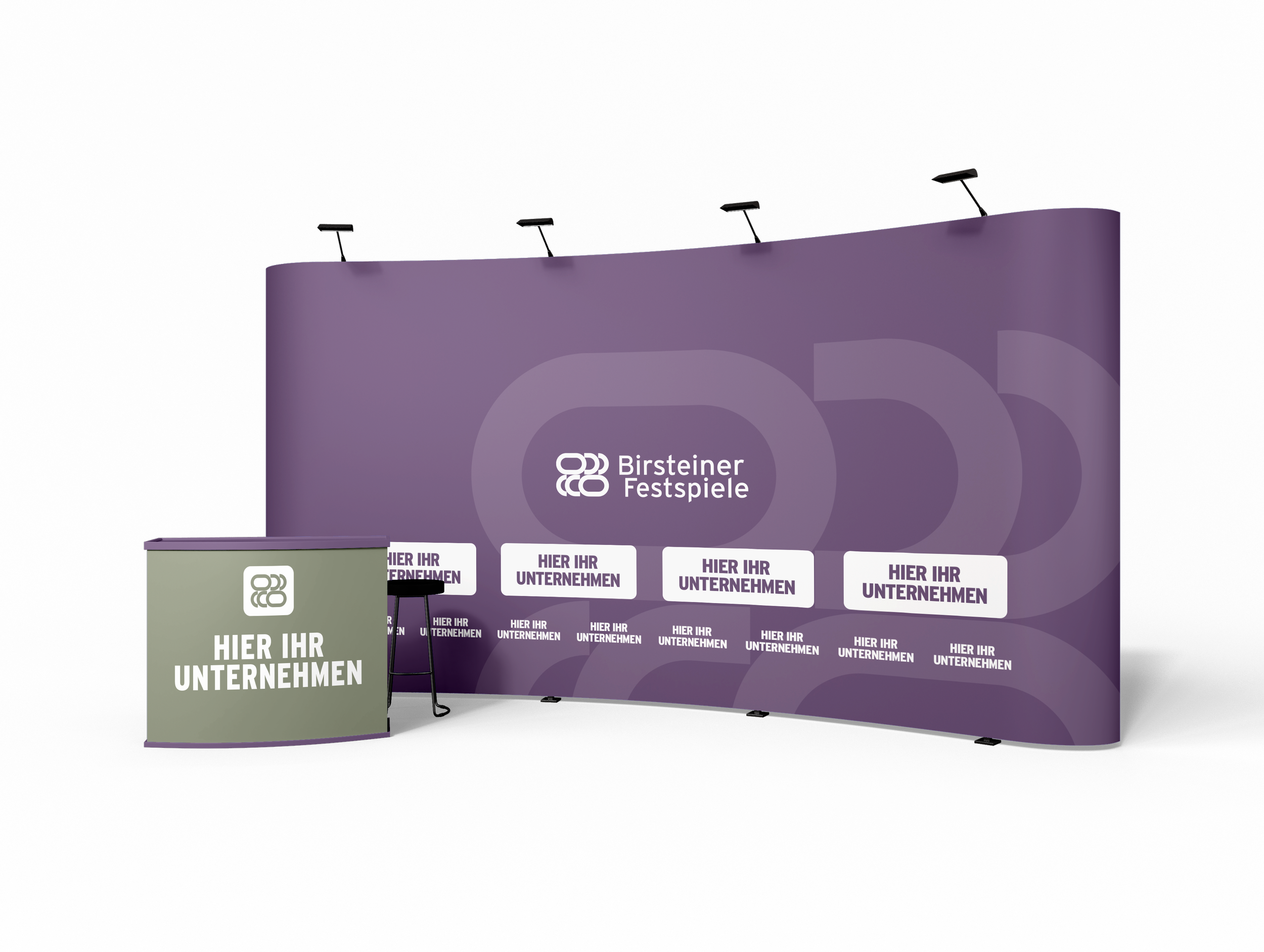 Ein Messe-Stand mit einem großen, lila Hintergrund und einem kleinen, grünen Thekenbereich. Auf dem Hintergrund steht das Logo und der Name "Birteiner Festspiele". Auf der Theke steht in weißen Großbuchstaben "HIER IHR UNTERNEHMEN".
