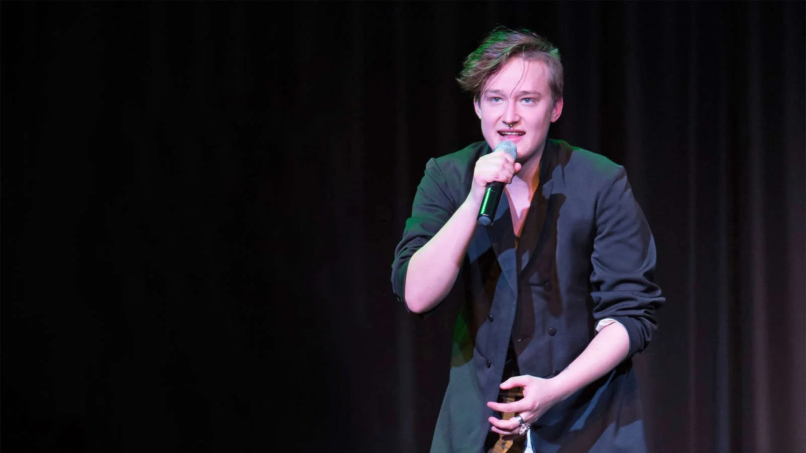 AMY ist mit 21 Schauspielerin und Autorin.