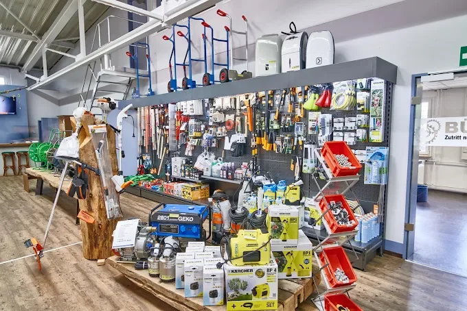 Werkzeugregal mit verschiedenen Werkzeugen, Geräten und Zubehör in einem Baumarkt oder Werkstatt.