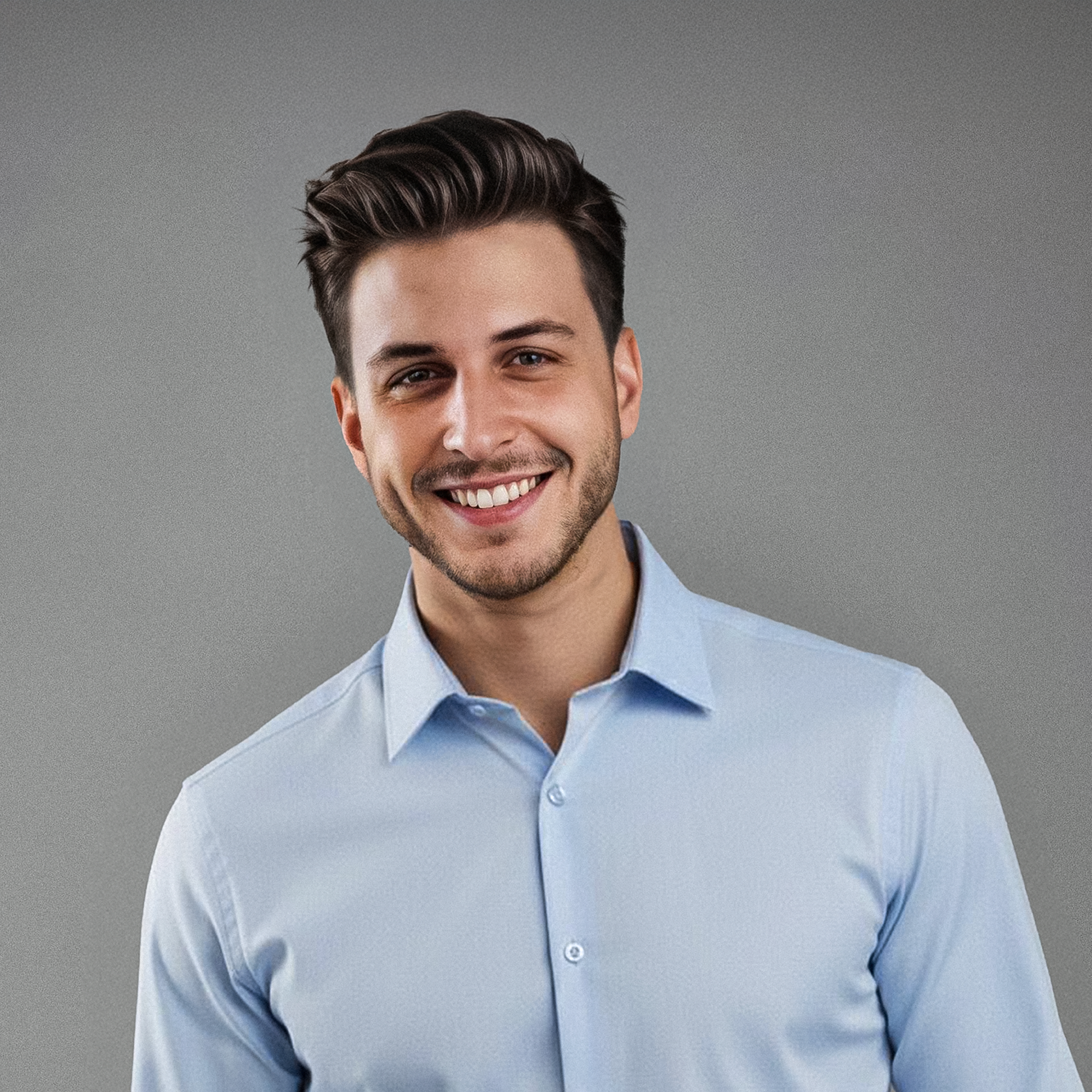 Porträt eines lachenden Mannes in blauer Hemd auf grauem Hintergrund