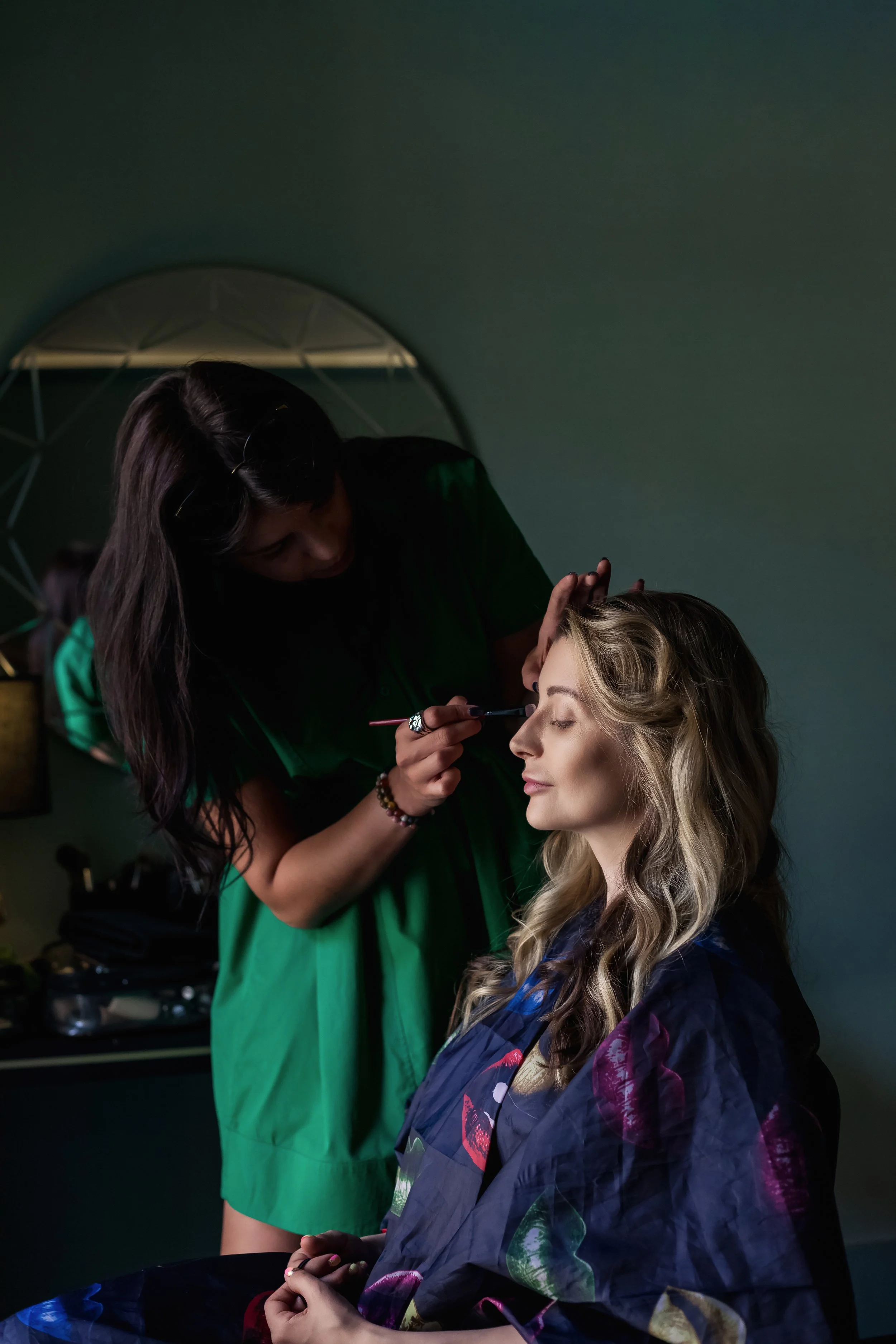 Schönheitssalon, Frau erhält Make-up-Anwendung, Friseurin schminkt Frau, glamouröse Frisur, moderne Inneneinrichtung