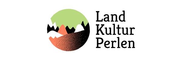 Logo mit einem runden Symbol, das Berge und Himmel darstellt, und den Text 'Land Kultur Perlen'.