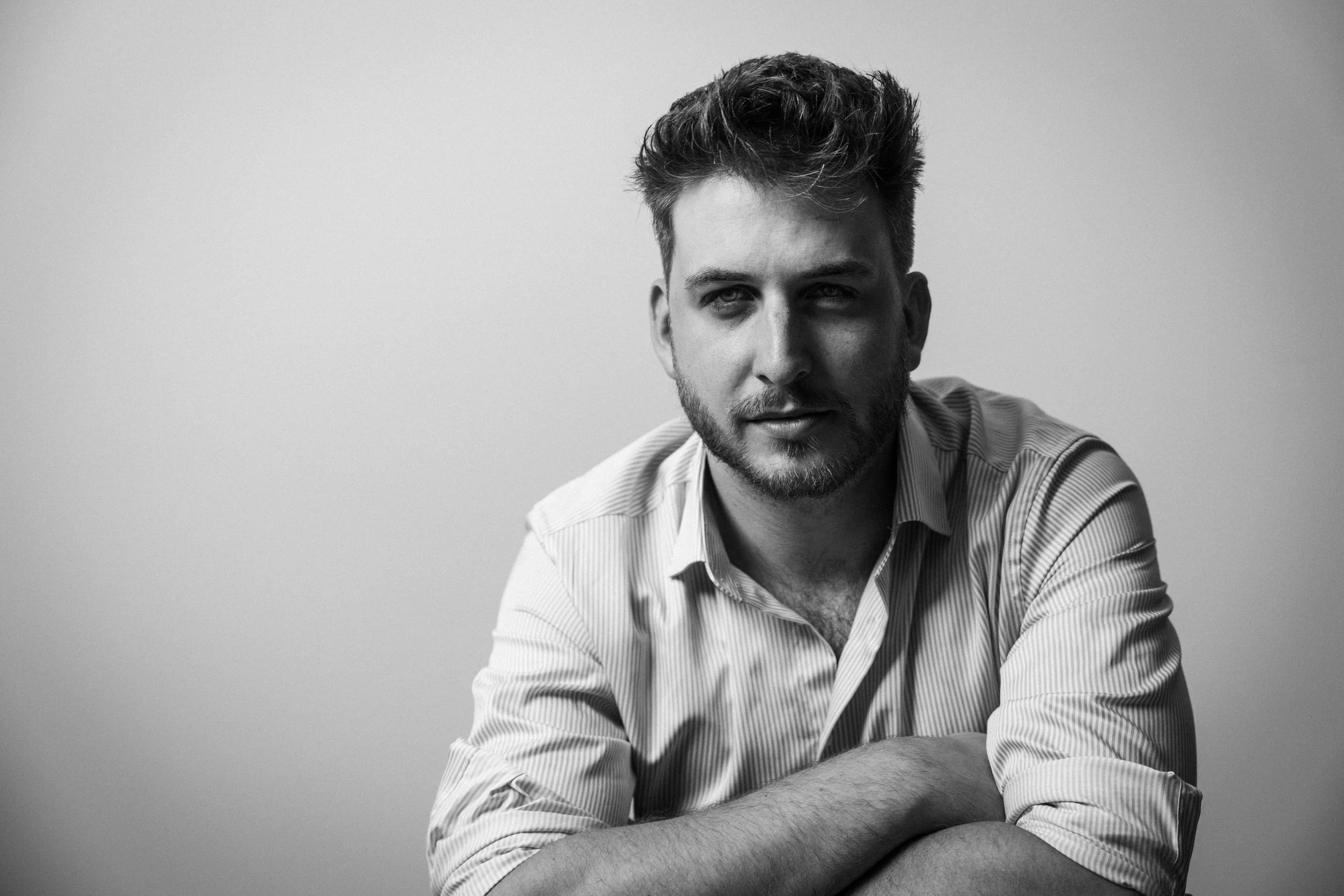 Leon Roskoni, Intendant der Birsteiner Festspiele. Schwarz-weiß Portrait eines Mannes mit dunklem, vollem Haar und Bart, der in die Kamera schaut, vor hellem Hintergrund.