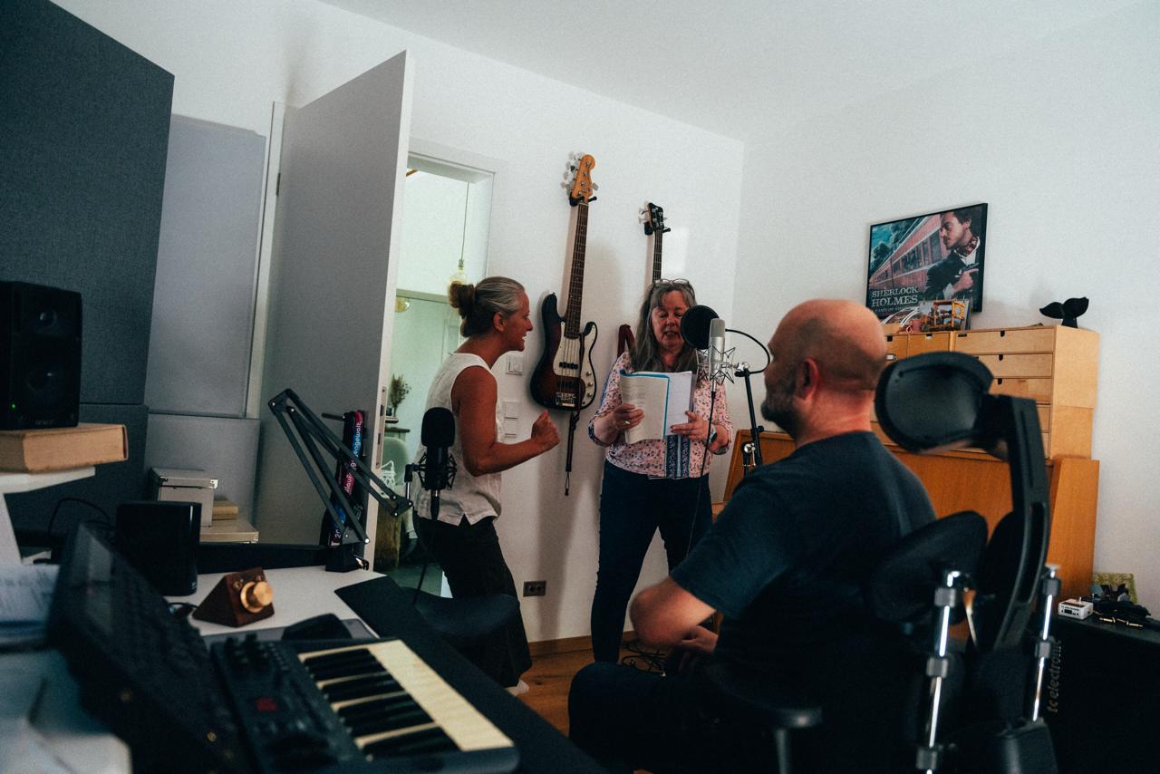 Regisseurin Regina Leitner, die Darstellerin Beate Moritz-Mayer und Komponist Jochen Flach im Studio · © 2026 Niklas Winkler / Birsteiner Festspiele | Foto zur redaktionellen Verwendung freigegeben.