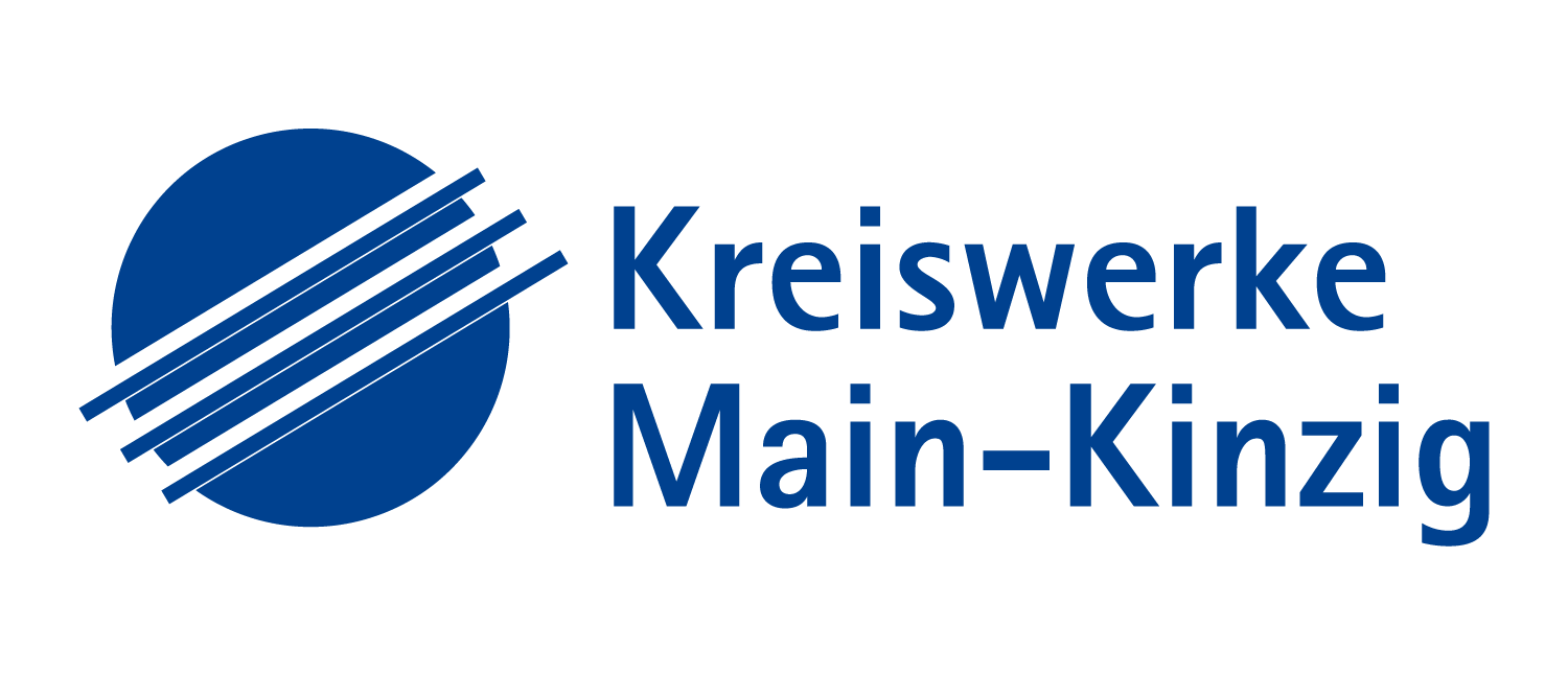 Das Logo der Kreiswerke Main-Kinzig, bestehend aus einem blauen Kreis mit schwarzen Linien und dem Schriftzug 'Kreiswerke Main-Kinzig' in blauer Schrift.