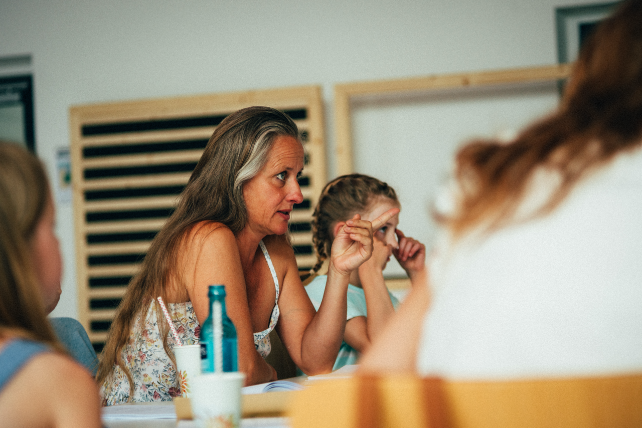 Regisseurin Regina Leitner bei einer Leseprobe · © 2026 Niklas Winkler / Birsteiner Festspiele | Foto zur redaktionellen Verwendung freigegeben.