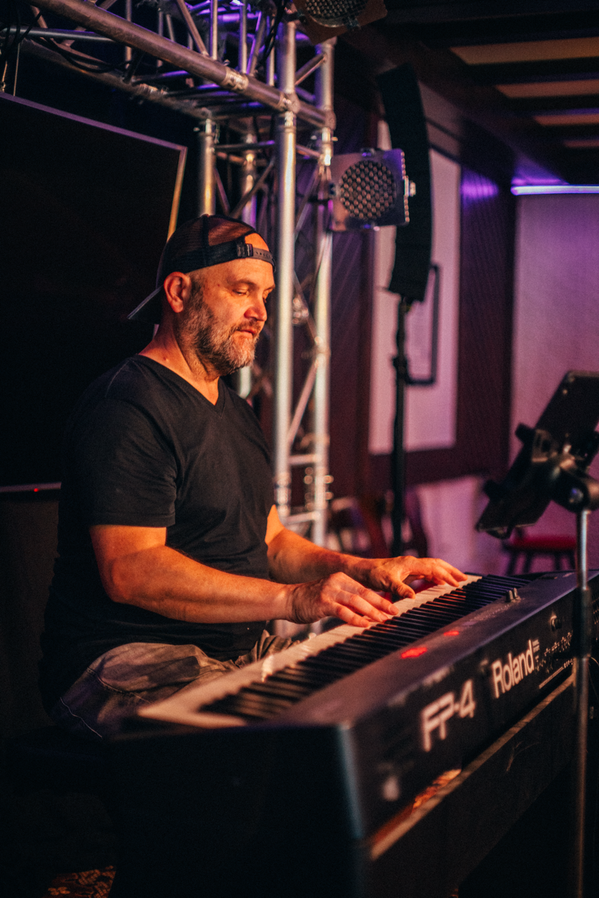 Komponist Jochen Flach bei einer musikalischen Probe · © 2026 Niklas Winkler / Birsteiner Festspiele | Foto zur redaktionellen Verwendung freigegeben.