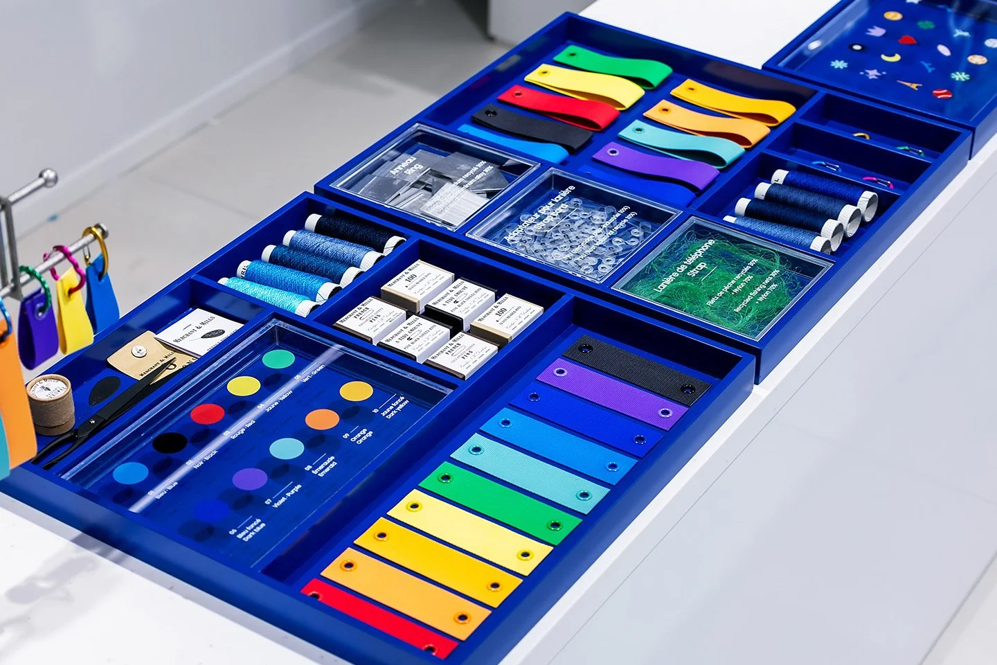 Interactive eco-experience zone at Samsung Olympic Rendez-vous in Paris 2024, featuring sustainable components made from rPET. 2024 파리 올림픽 삼성 랑데부 내 인터랙티브 에코 체험 존. 폐페트병(rPET)을 재활용한 스트랩 및 링 등 지속가능한 소재를 적용한 굿즈.