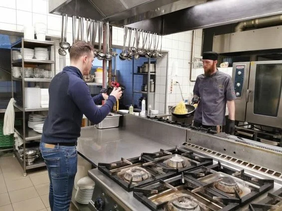 A kamer&aacute;k m&ouml;g&ouml;tt😄🎬
&bull;
#forgat&aacute;s #operat&ouml;r #workhard #rec #sonyalpha