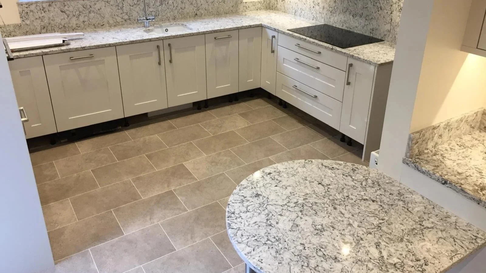 A kitchen with granite tiled floor