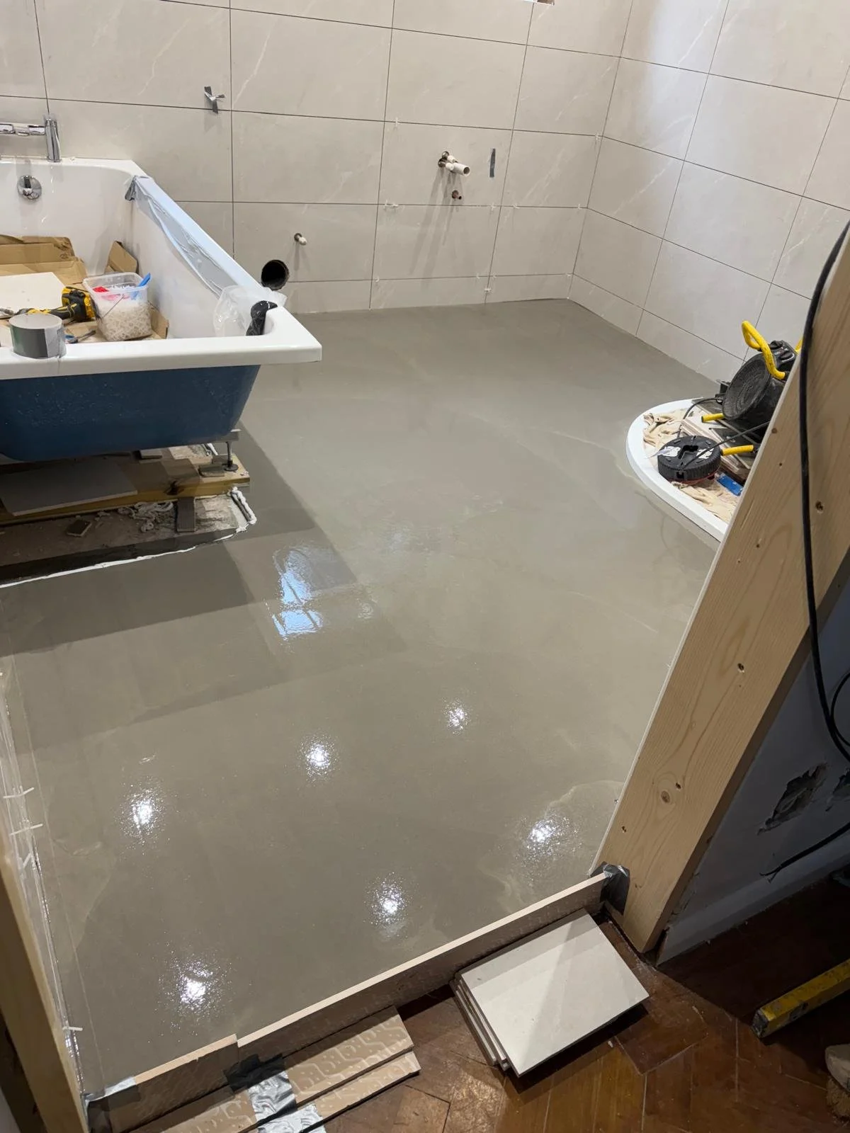 Electric underfloor heating system covered with fibre reinforced latex