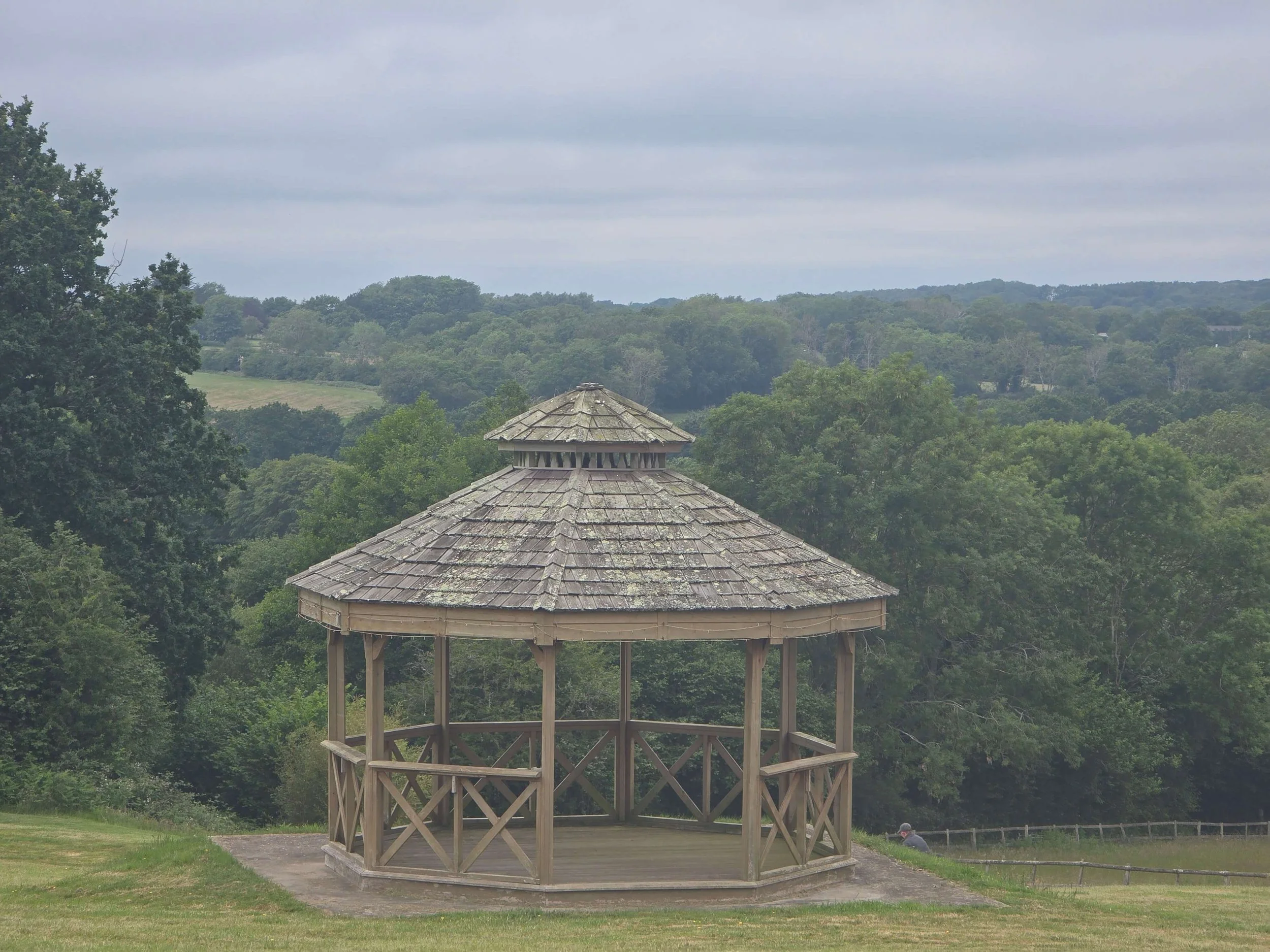 outdoor-ceremony-pergola-sussex-wedding-venue