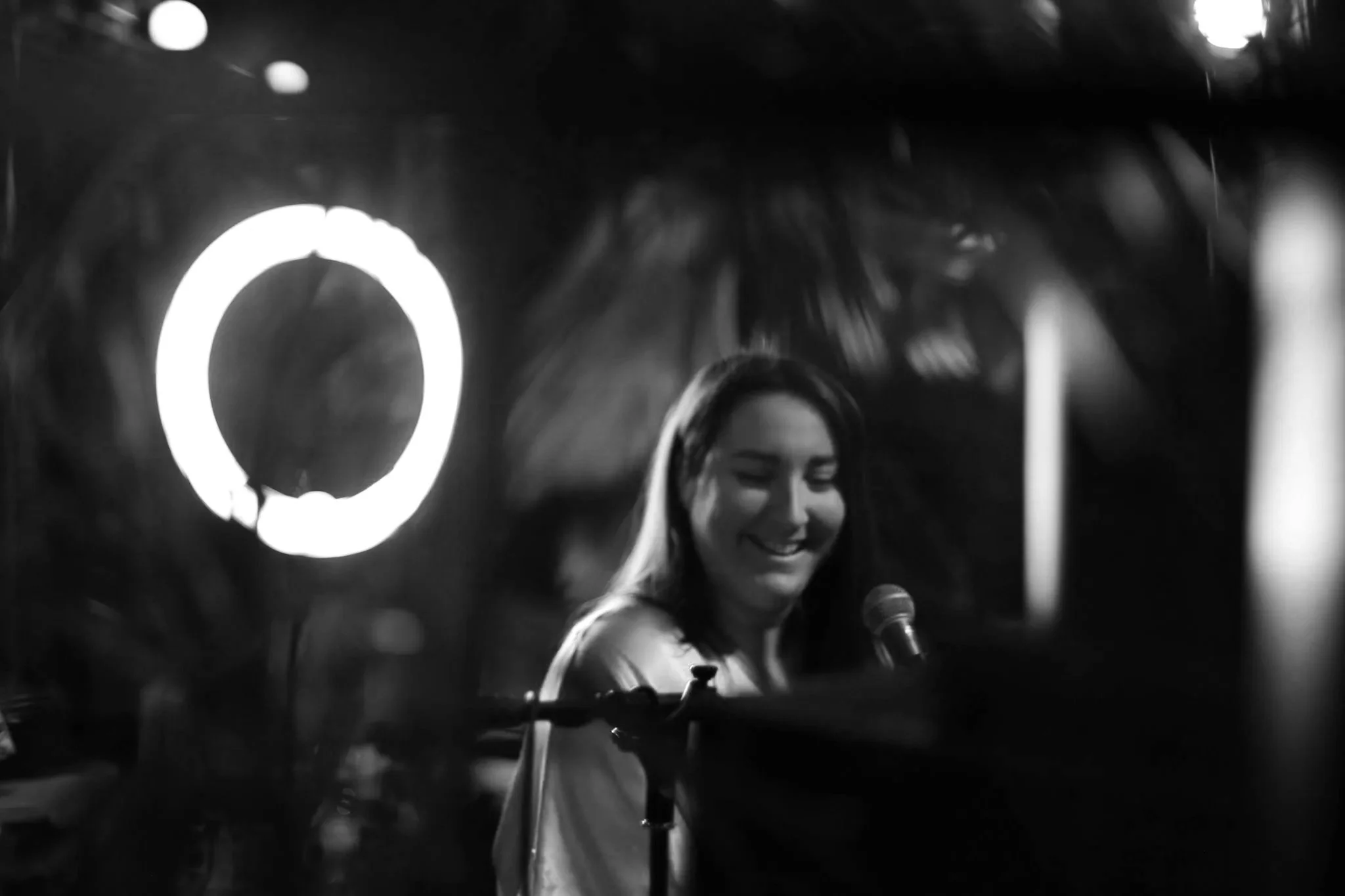 singer songwriter elissa franceschi performing in manchester