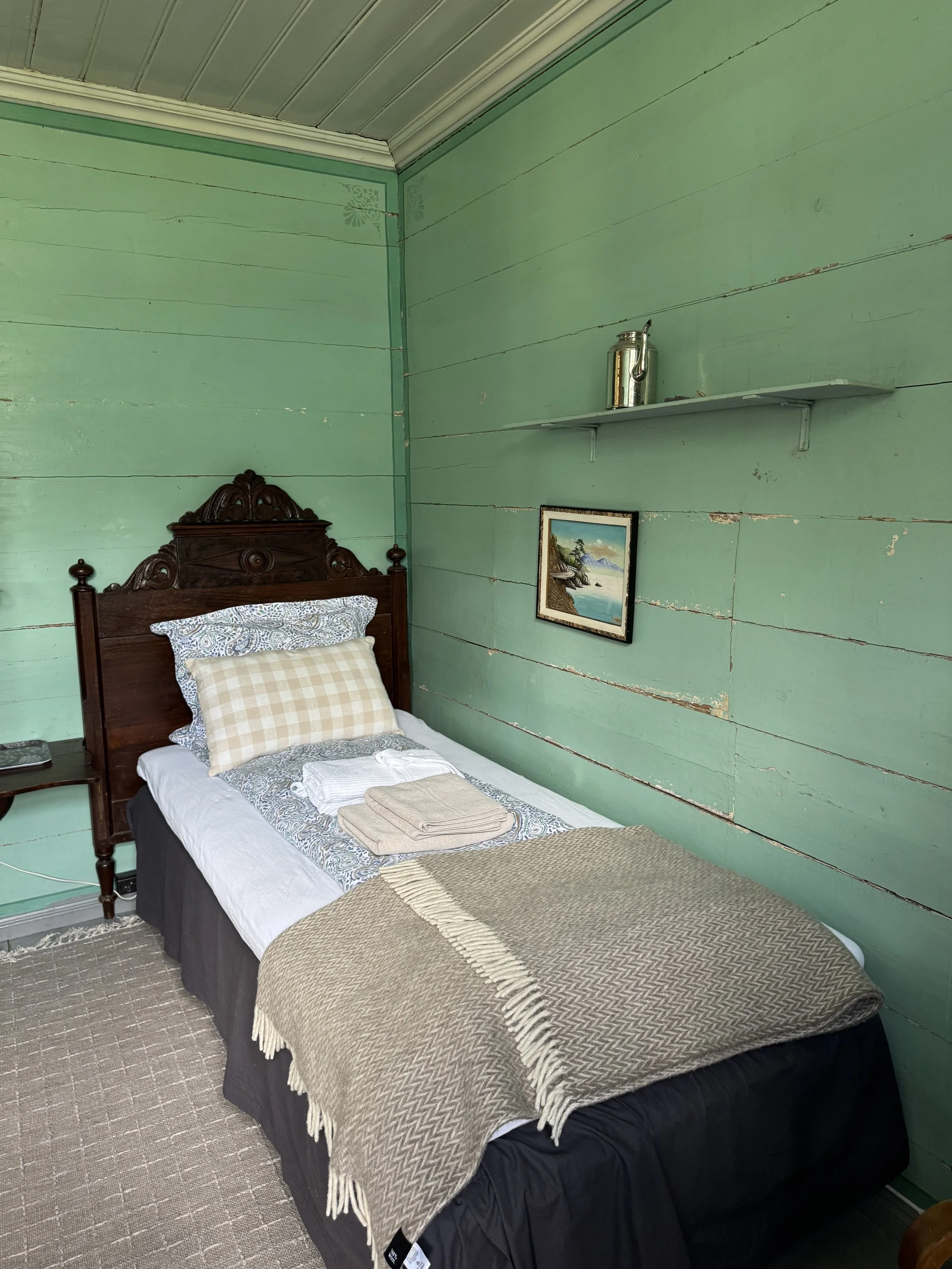 Single room with shared bathroom - Wittgenstein room