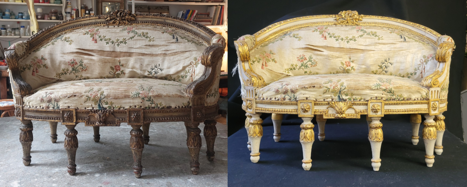 Deux sofas antiques en bois, avec des coussins en tissu brodé, l'un étant ancien et usé, l'autre restauré avec une finition dorée, exposés dans un cadre intérieur.