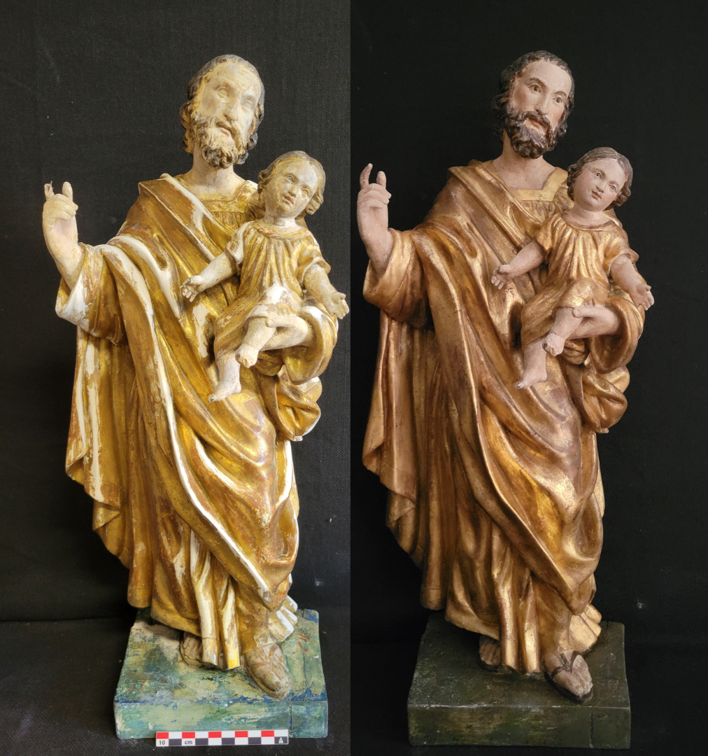 Deux statues en bois doré représentant un homme tenant un enfant dans ses bras. La statue de gauche est plus ancienne, avec des détails usés et une base en pierre peinte, tandis que celle de droite est plus récente, avec des traits plus nets et une base en bois. Les deux statues montrent un homme avec une robe longue et une expression bienveillante.