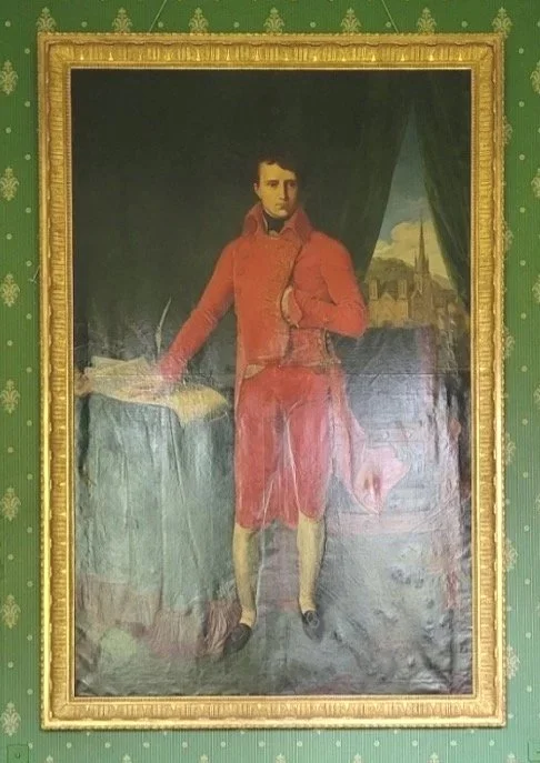 Peinture d'un homme en vêtements rouges, debout dans une pièce avec un fond représentant un paysage et un drapé vert et noir.