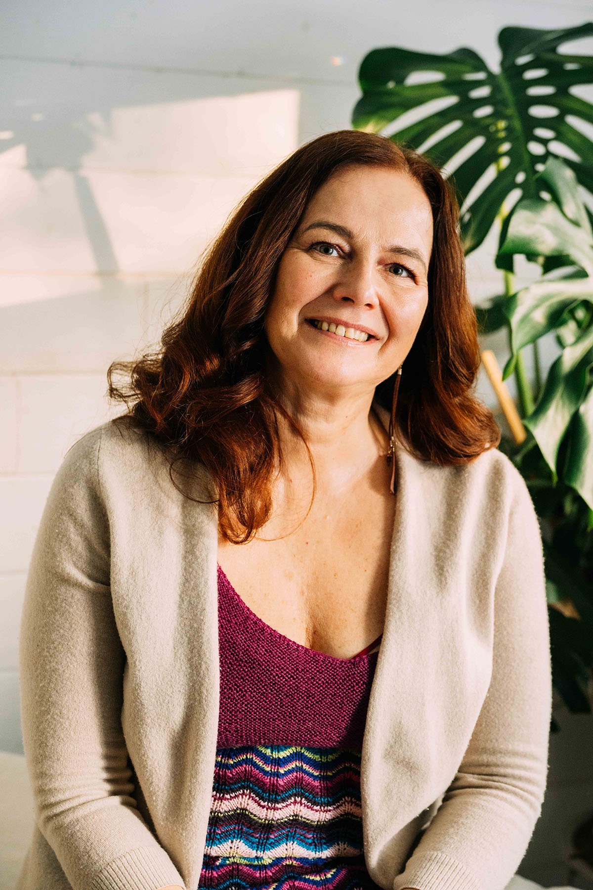 Kehon aalloilla Rosen-terapeutin muotokuva. Nainen hymyilee lempeästi.