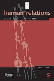 Cover der Journals 'Human Relations', Volume 70, Number 4, November 2017, ISSN 0018-2141, mit einer roten und schwarzen Gestaltung und einer stilisierten menschlichen Figur auf einem Giraffenhals.