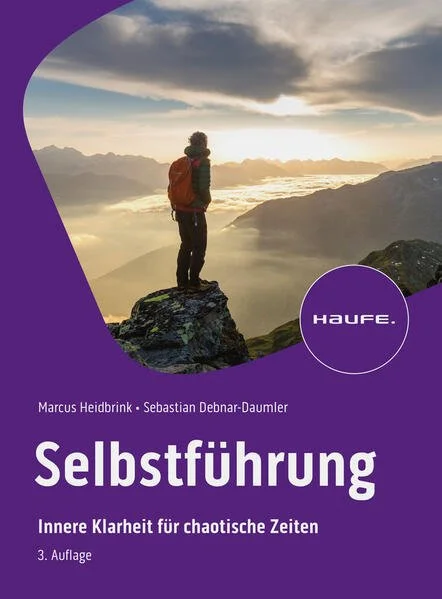 Buchcover mit dem Titel 'Selbstführung' der Autoren Marcus Heidbrink und Sebastian Debnar-Daumler. Ein Mensch steht auf einem Felsen inmitten einer Berglandschaft bei Sonnenuntergang, mit Wolken und Nebel im Hintergrund.