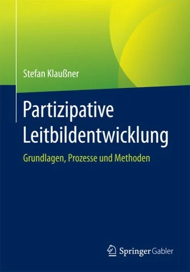 Buchcover mit dem Titel 'Partizipative Leitbildentwicklung', Untertitel 'Grundlagen, Prozesse und Methoden', Autor 'Stefan Klaußner', Verlag 'Springer Gabler'.