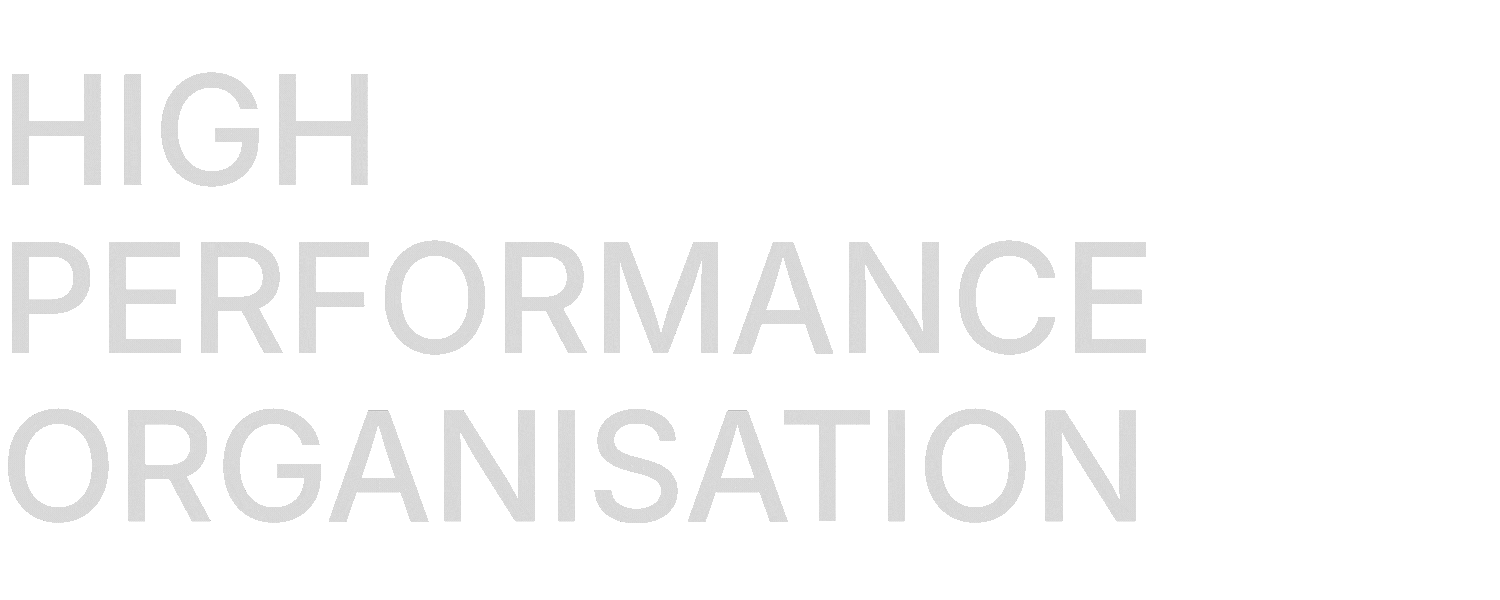 Wechselnder grauer Text auf weißem: 'High, Happy, Healthy Performance Organisation'