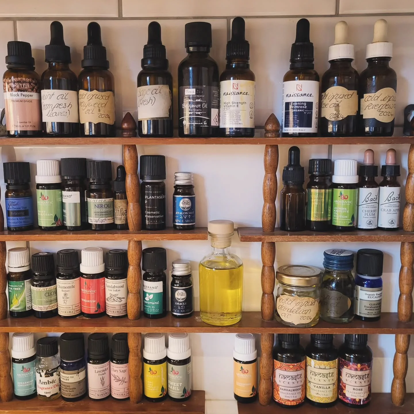 It's taken me over a year to find a use for this very cute tiny shelf in the kitchen - turns out it's a perfect home for my collection of infused/essential oils and is now bringing me intense joy 😆

#essentialoils #naturalskincare #natural #plantbas