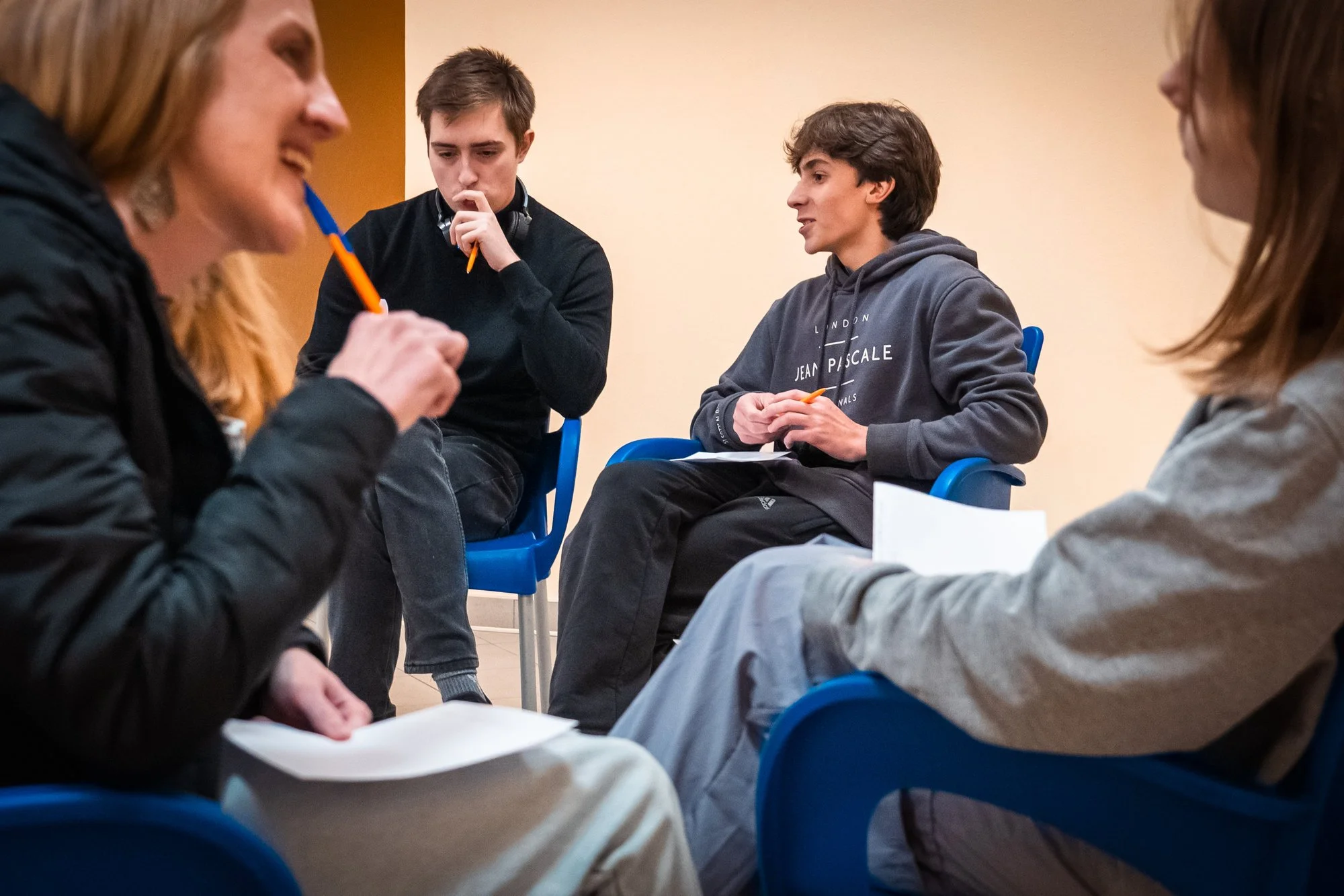 Providing art therapy sessions for young people in Ukraine