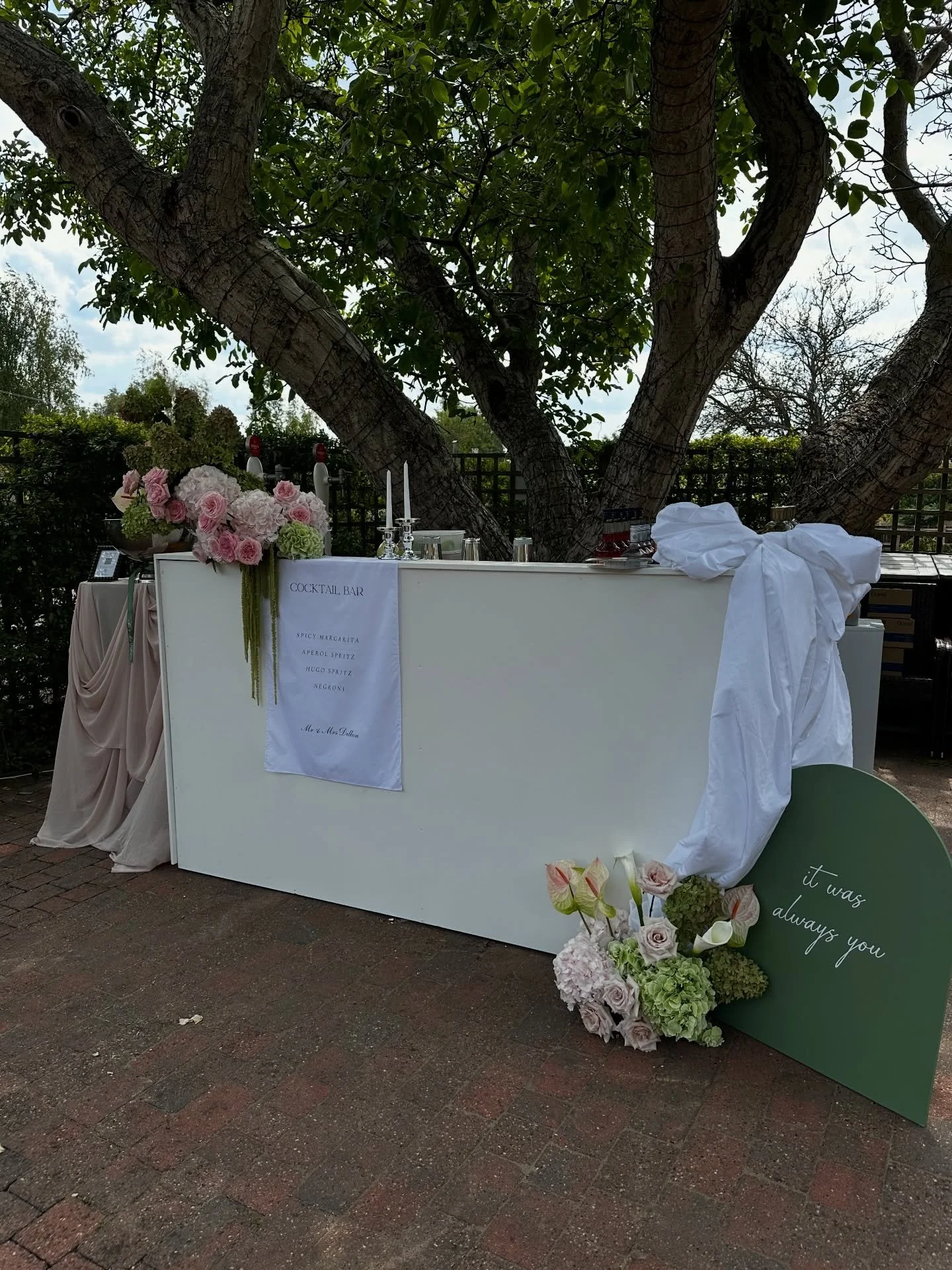 Take the stress out of your next event 🥂

Bespoke bar builds to suit any occasion

#mobilebar #wedding #event #cocktails