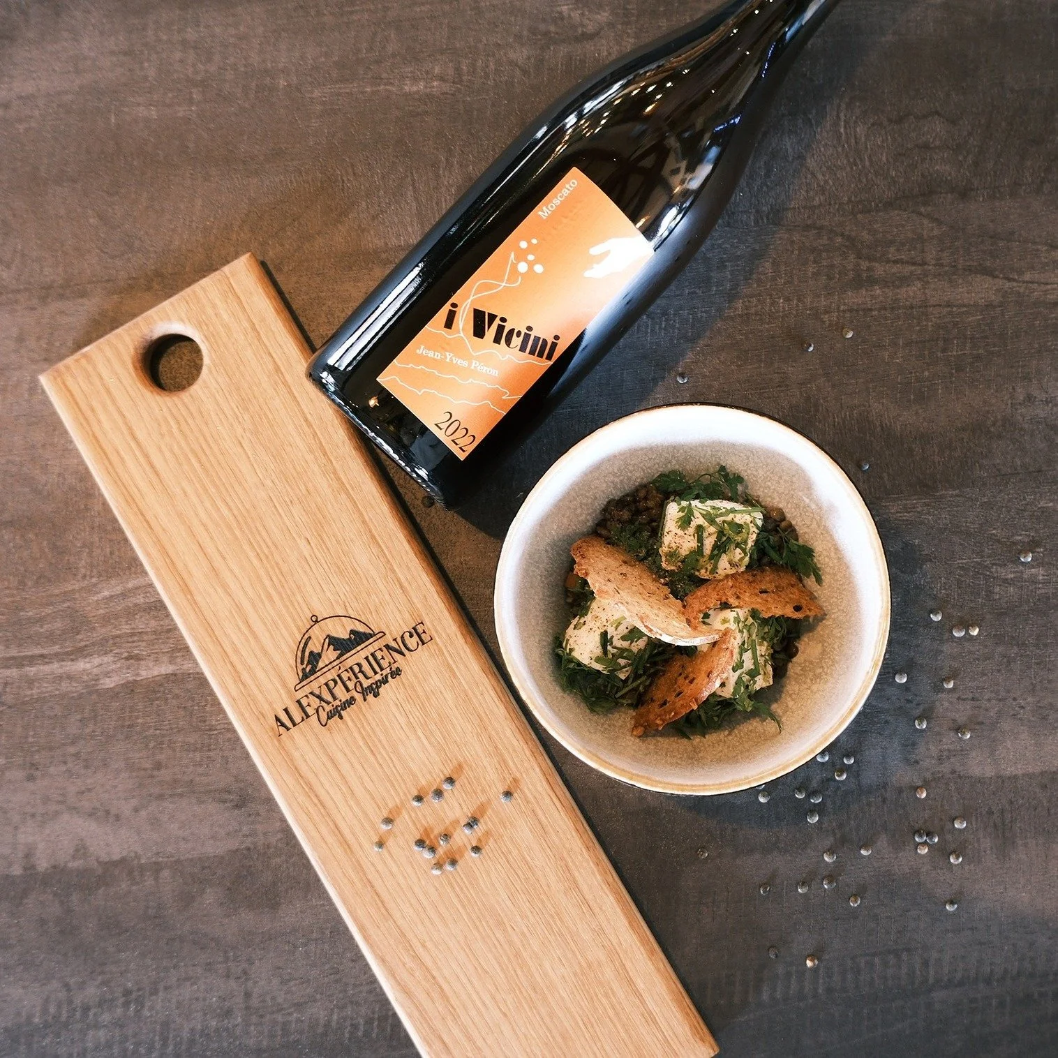 🥗 Salade de lentilles
Ch&egrave;vre frais de la Ch&egrave;vrerie Au C&oelig;ur de Montjoie, pan&eacute; aux herbes fra&icirc;ches 🌿🐐
Chips de pain croustillantes pour la gourmandise ✨
Un plat simple, local et plein de caract&egrave;re 🤍
🍷 Accord