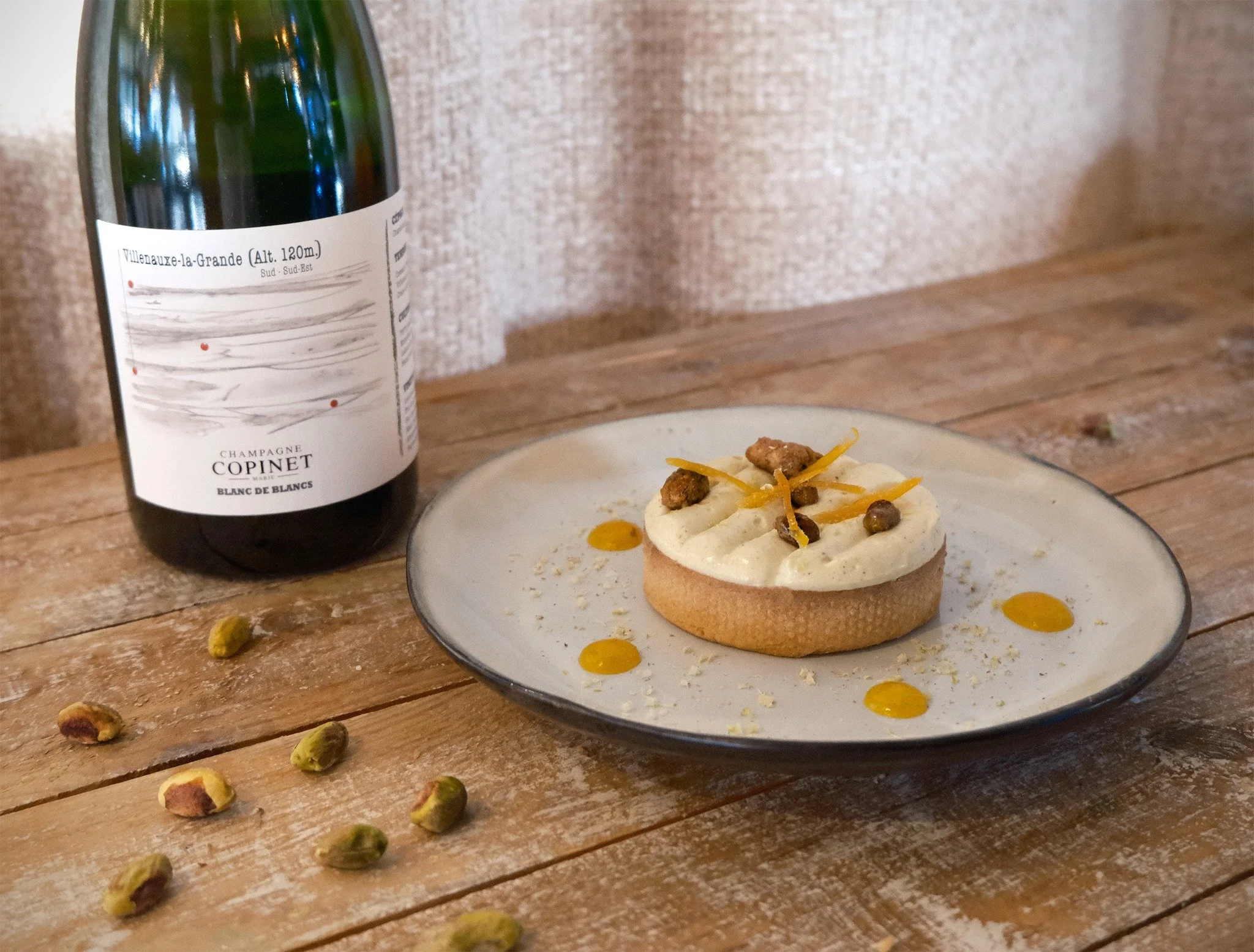 🍋 Tartelette au citron Meyer confit
Cr&egrave;me onctueuse pistache, chouchous de pistache caram&eacute;lis&eacute;s 🌰
Un dessert tout en fra&icirc;cheur, &eacute;quilibre parfait entre acidit&eacute; et gourmandise ✨

🥂 Accord dessert &amp; vin :