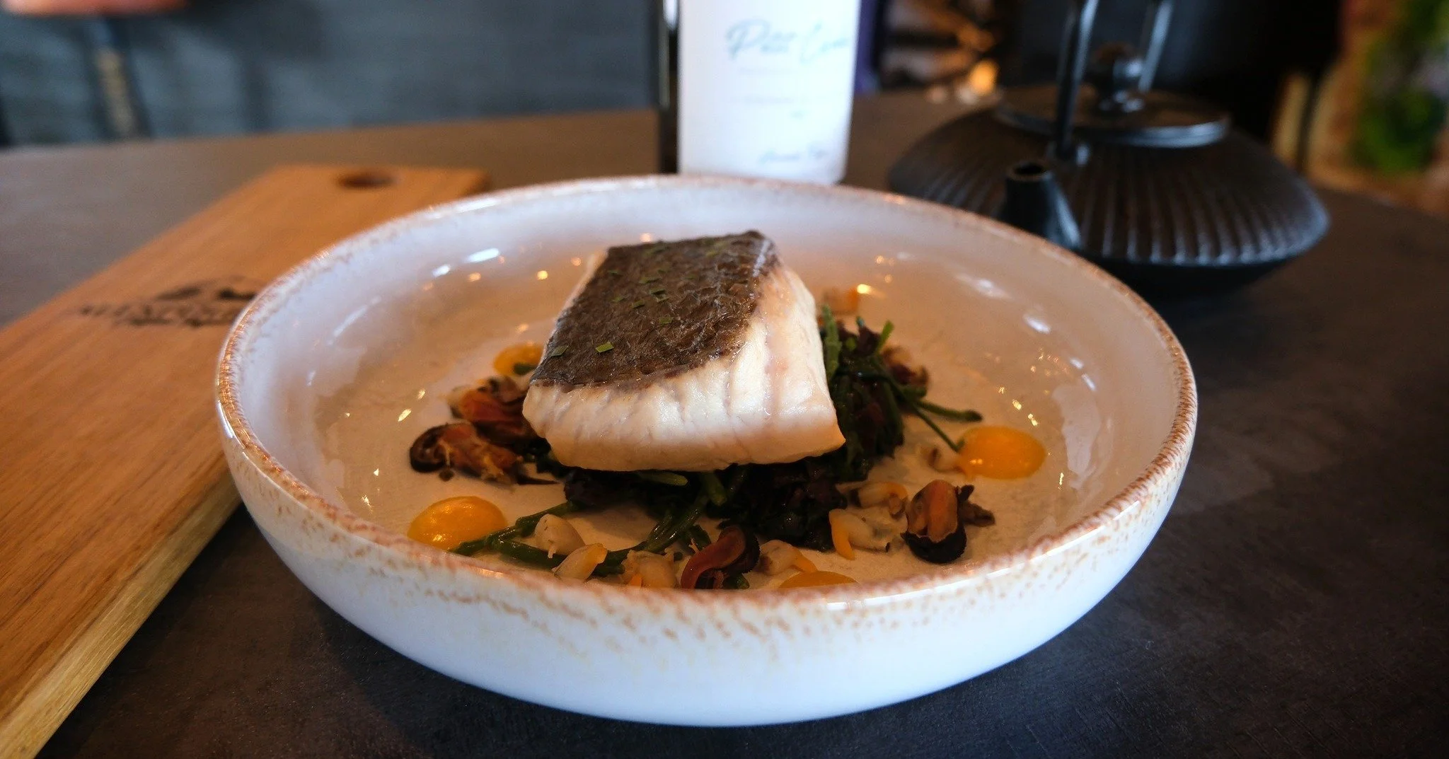 &Agrave; la carte 🐟 Maigre de ligne
Bouillon japonais fa&ccedil;on dashi, feuille de combava 🌿
Salade d&rsquo;algues et pousses d&rsquo;&eacute;pinards &agrave; l&rsquo;huile de s&eacute;same torr&eacute;fi&eacute; ✨
Un plat tout en finesse, entre 