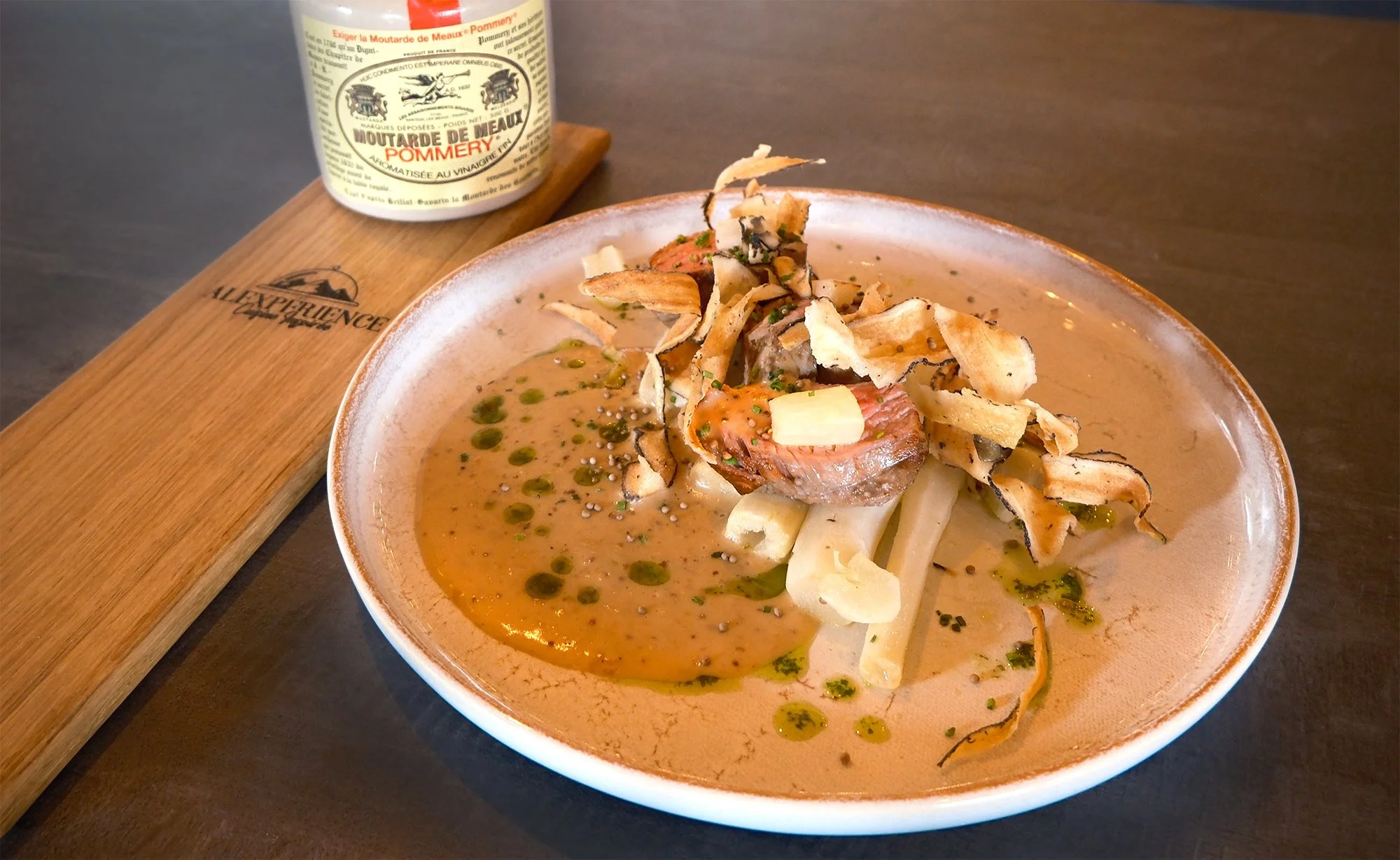 Filet de veau, salsifis rôtis, huile de ciboulette, sauce moutarde de Meaux Pommery, Alexpérience menu février 2026
