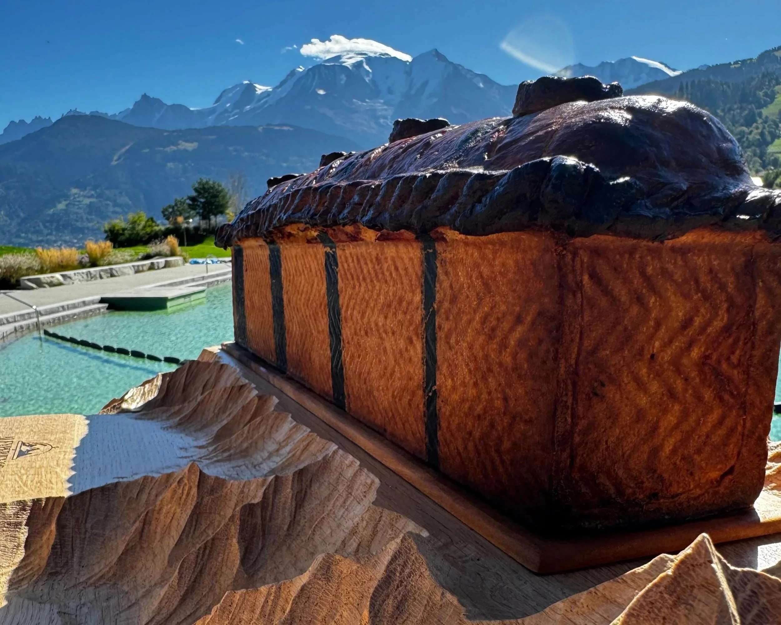 Le pâté en croûte d'Alexandre Brasset, classé premier prix au pâté en croûte de montagne Toquicimes 2023 et demi-finaliste au championnat du monde de pâté en croûte 2024 sur sa planche designée par Ben et Manu, lac biotope de Combloux et Mont-Blanc