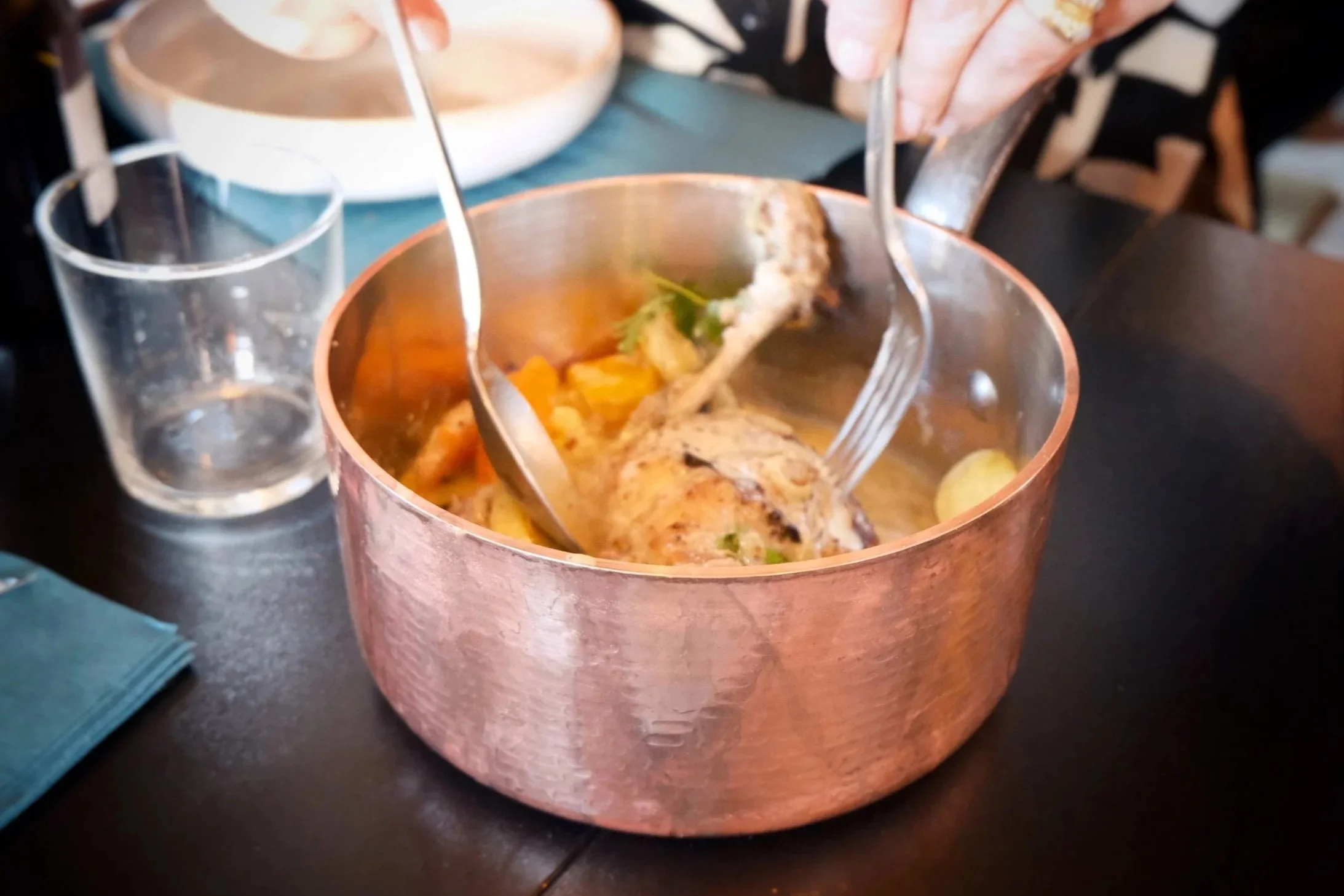 Le plat à partager chez Alexpérience dans sa casserole en cuivre traditionnelle