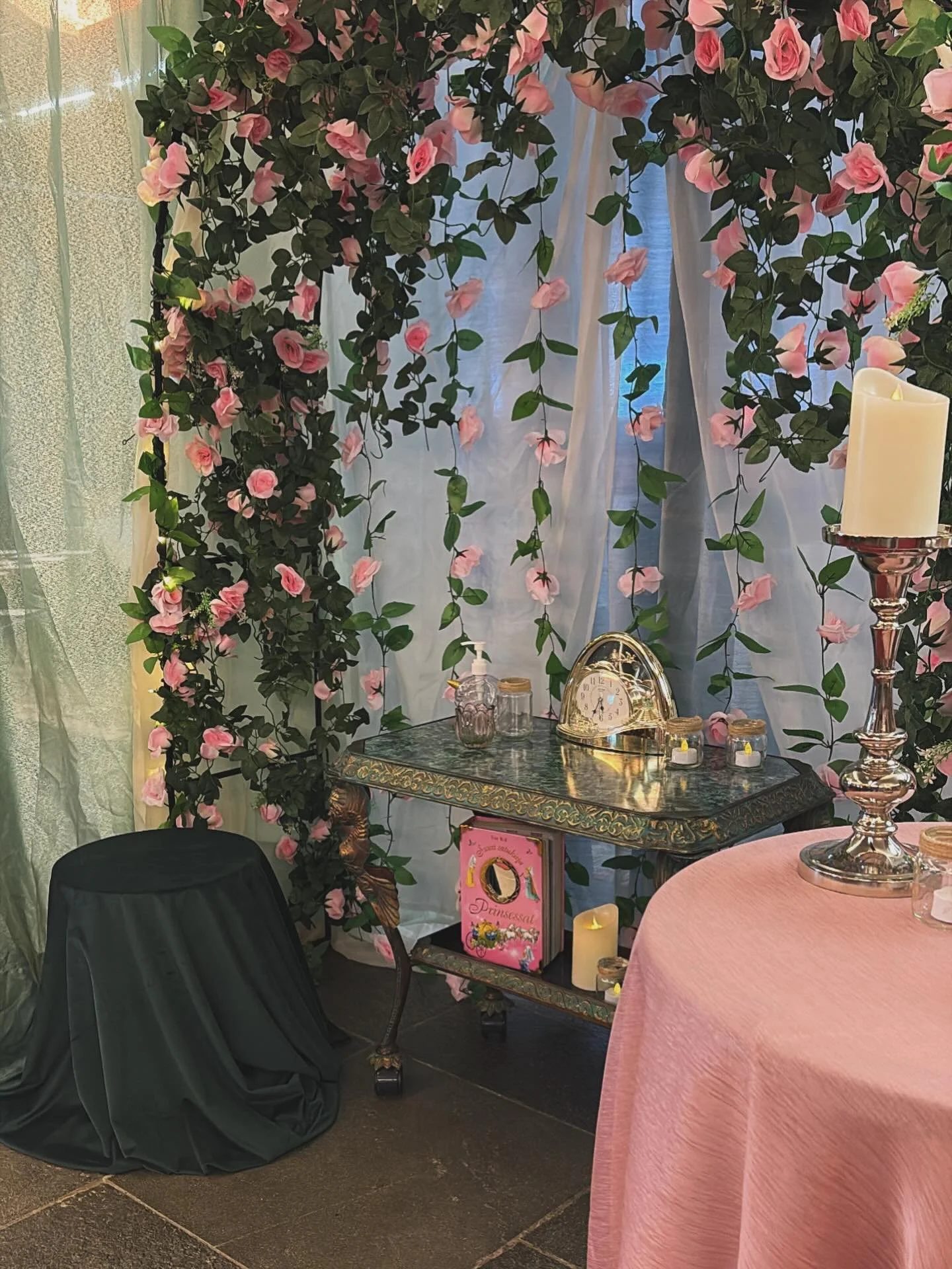 Olipa Kerran Entertainmentilla kokonaisuus ratkaisee 🌸🌙 Kiinnit&auml;mme huomiota pienimpiinkin yksityiskohtiin esiintymisen lis&auml;ksi my&ouml;s puvustuksessa, rekvisiitoissa ja milj&ouml;&ouml;n tunnelmassa. Tapahtumiisi saat halutessasi esiint