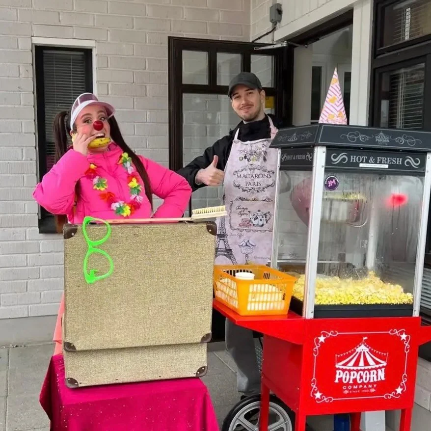 Eilen juhlittiin Vappua oikein kunnolla @erstanpaivakoti_lahti ! 🥳🫧

Sirkus Saparoon meinasin iske&auml; tylsyysepidemia, mutta onneksi Alli sai uusilta yst&auml;vilt&auml; apua leikkip&auml;iv&auml;n j&auml;rjest&auml;miseksi, ja emm&auml;tii&auml