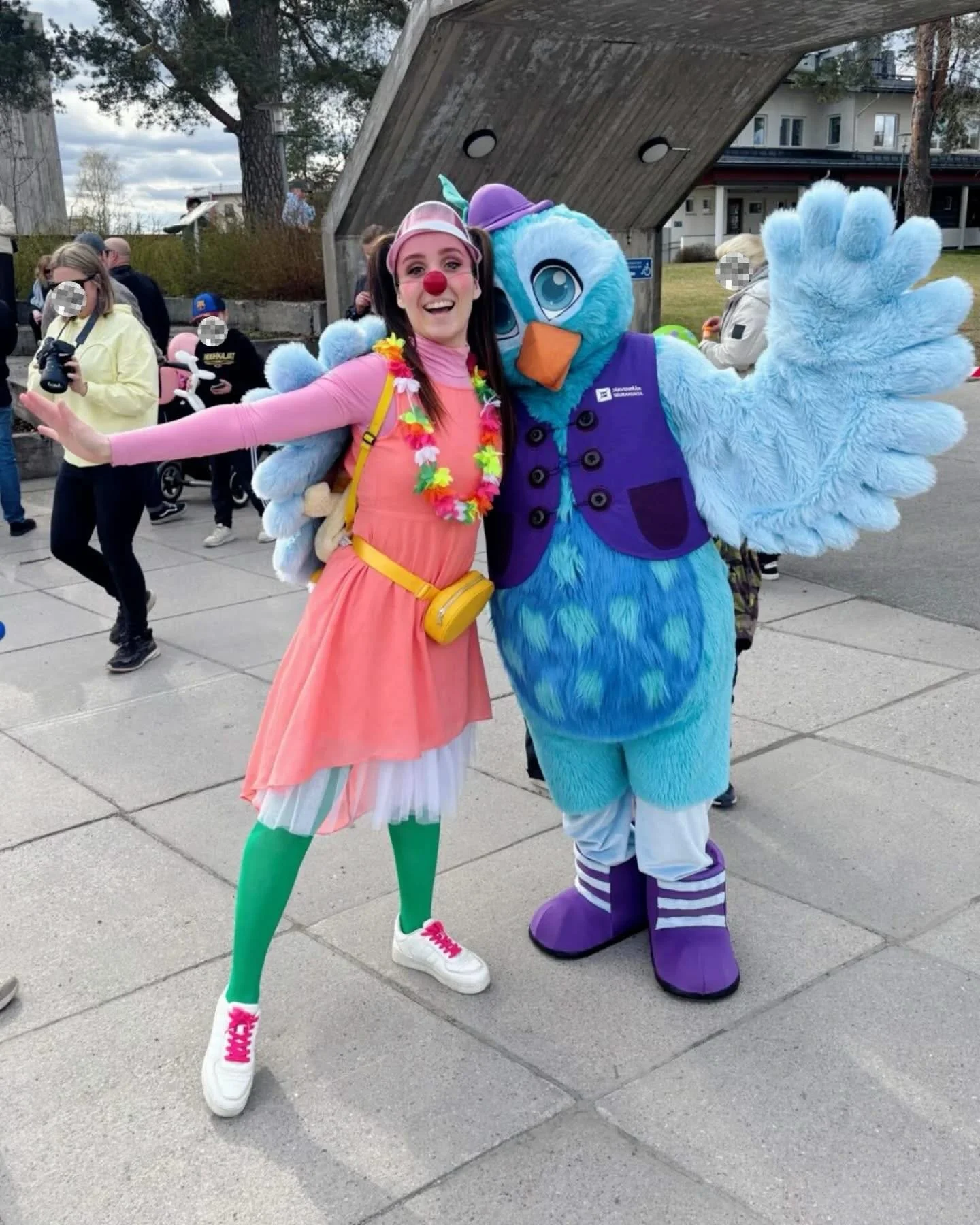 Vappua juhlittiin eilen my&ouml;s J&auml;rvenp&auml;&auml;ss&auml;, kun J&auml;rvenp&auml;&auml;n seurakunnan varhaiskasvatus j&auml;rjesti j&auml;lleen jo perinteeksi muodostuneen Vapputapahtuman! 🎉 Allikin sai ilokseen kutsun kurvailla klovnikosla