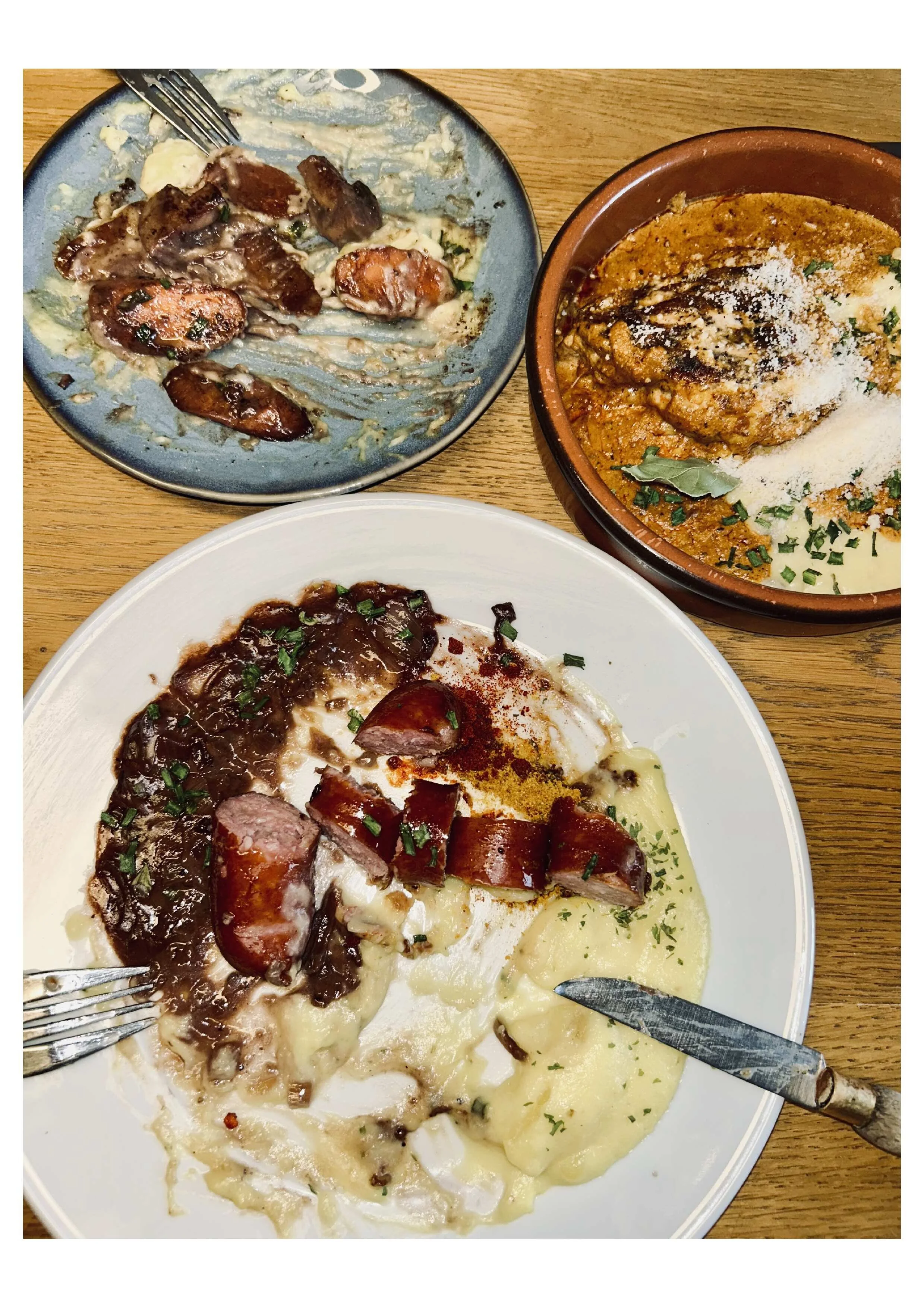Plate de viande en sauce avec purée, un plat en sauce avec de la crème et du fromage, et une assiette avec restes de viande et de la sauce.