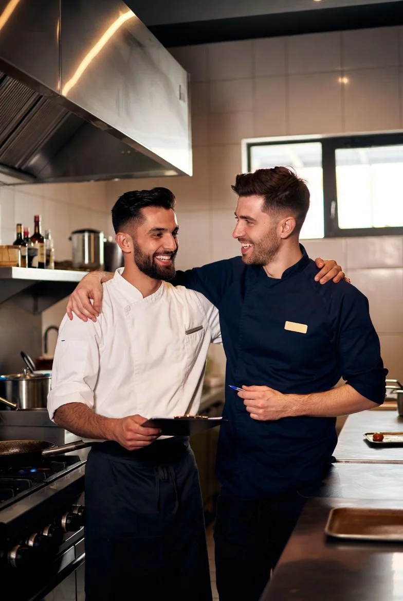 Léon et Lucas, les deux cuisiniers qui facilitent la vie des jeunes parents en congé natalité
